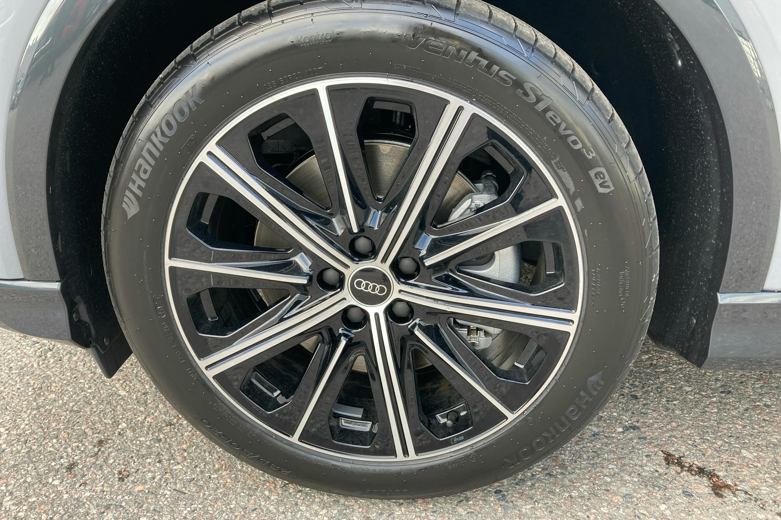 harmaa Audi Q4 e-tron 2025 kuva 9.
