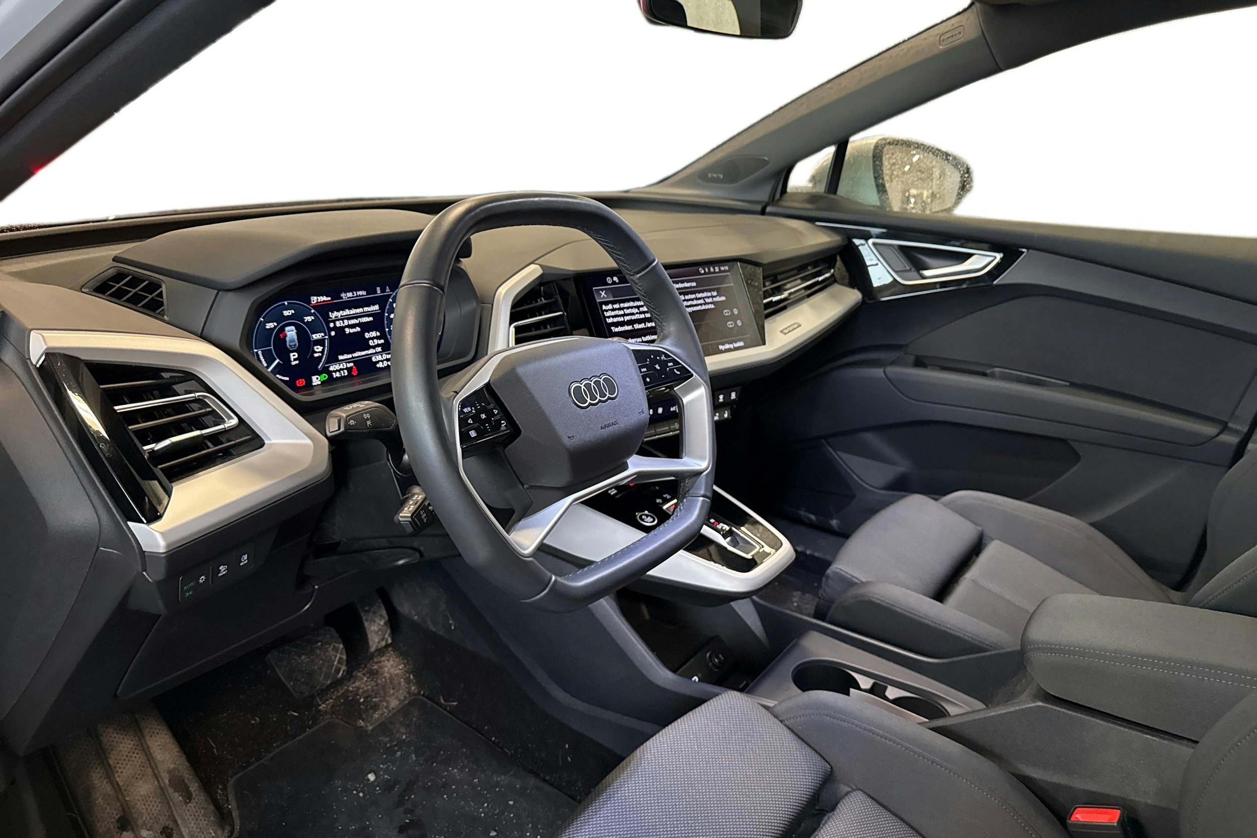 valkoinen Audi Q4 e-tron 2025 kuva 3.