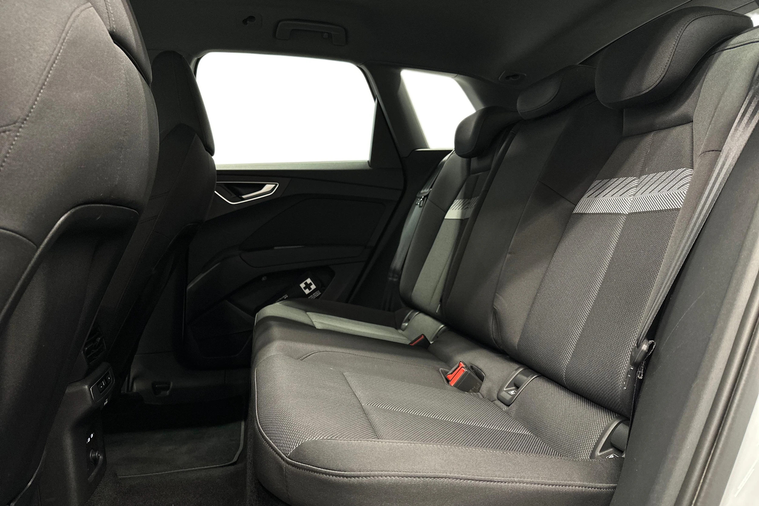 valkoinen Audi Q4 e-tron 2025 kuva 8.