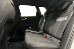 valkoinen Audi Q4 e-tron 2025 kuva 8.