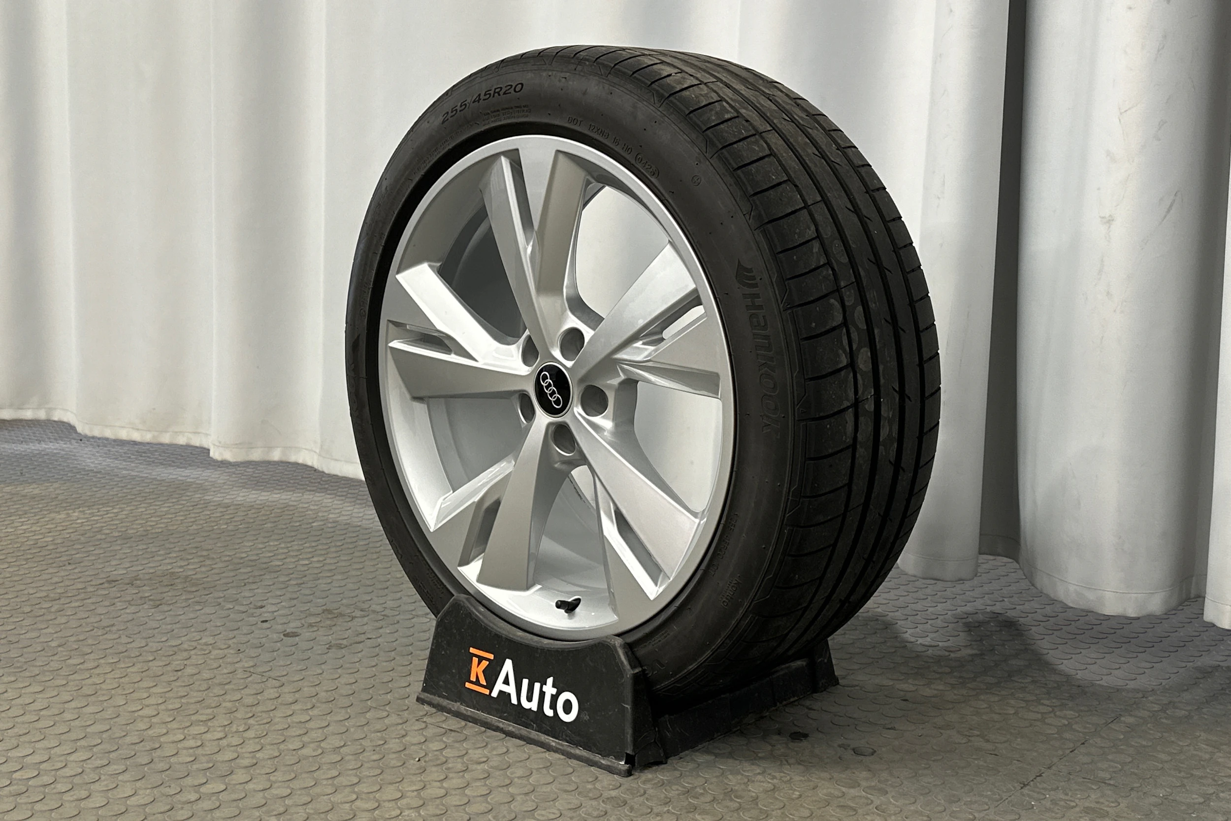 valkoinen Audi Q4 e-tron 2025 kuva 10.