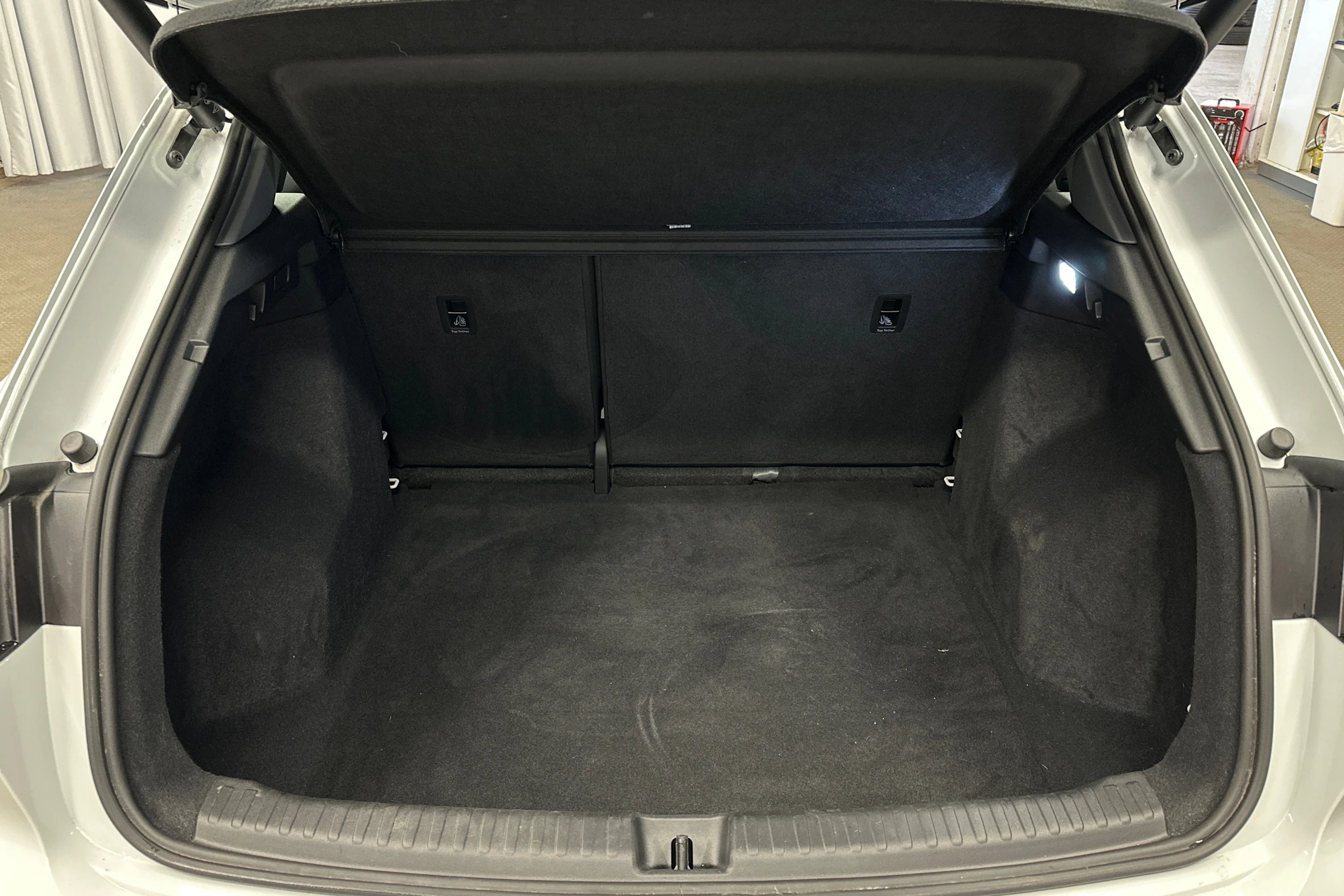 valkoinen Audi Q4 e-tron 2025 kuva 11.