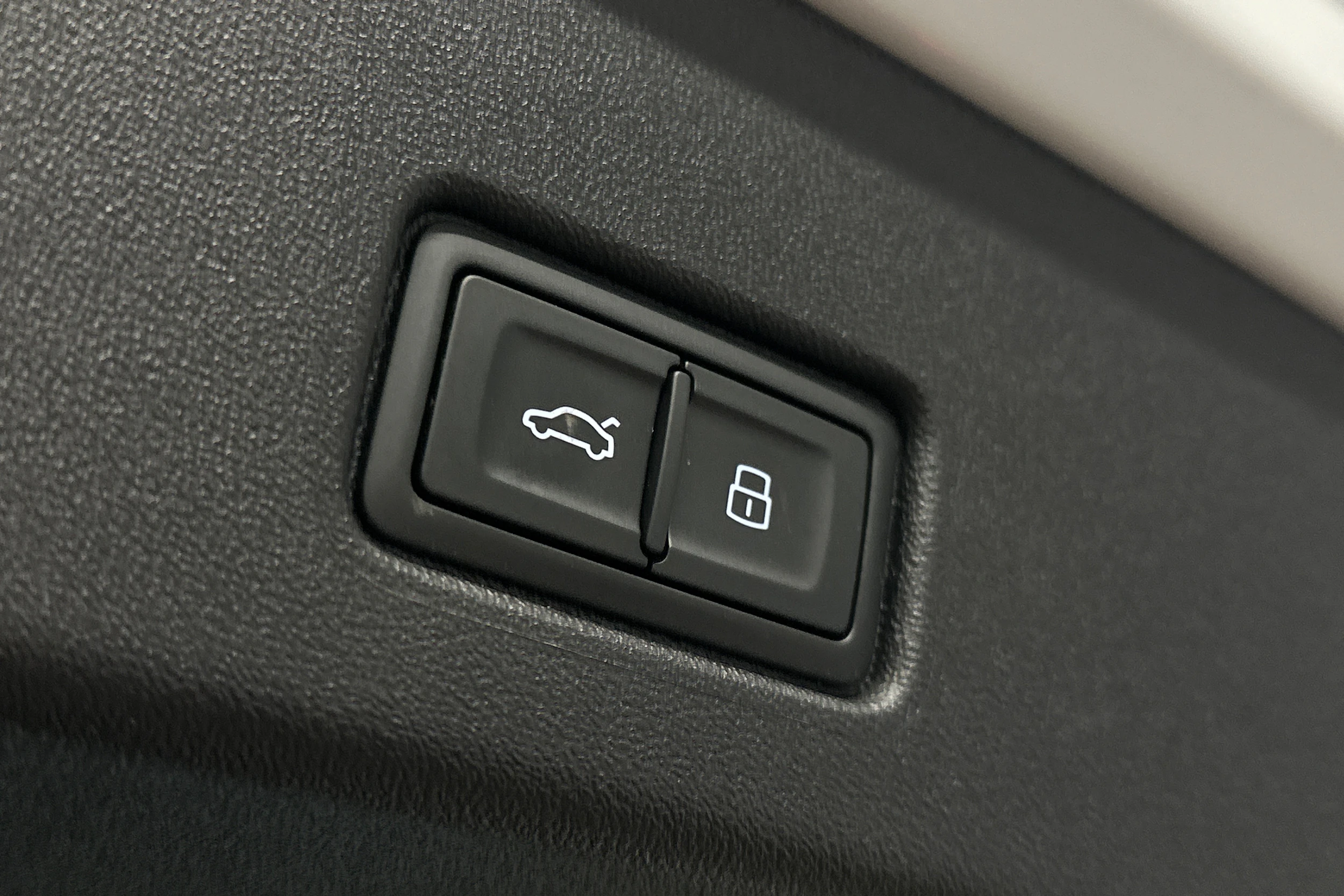 valkoinen Audi Q4 e-tron 2025 kuva 12.