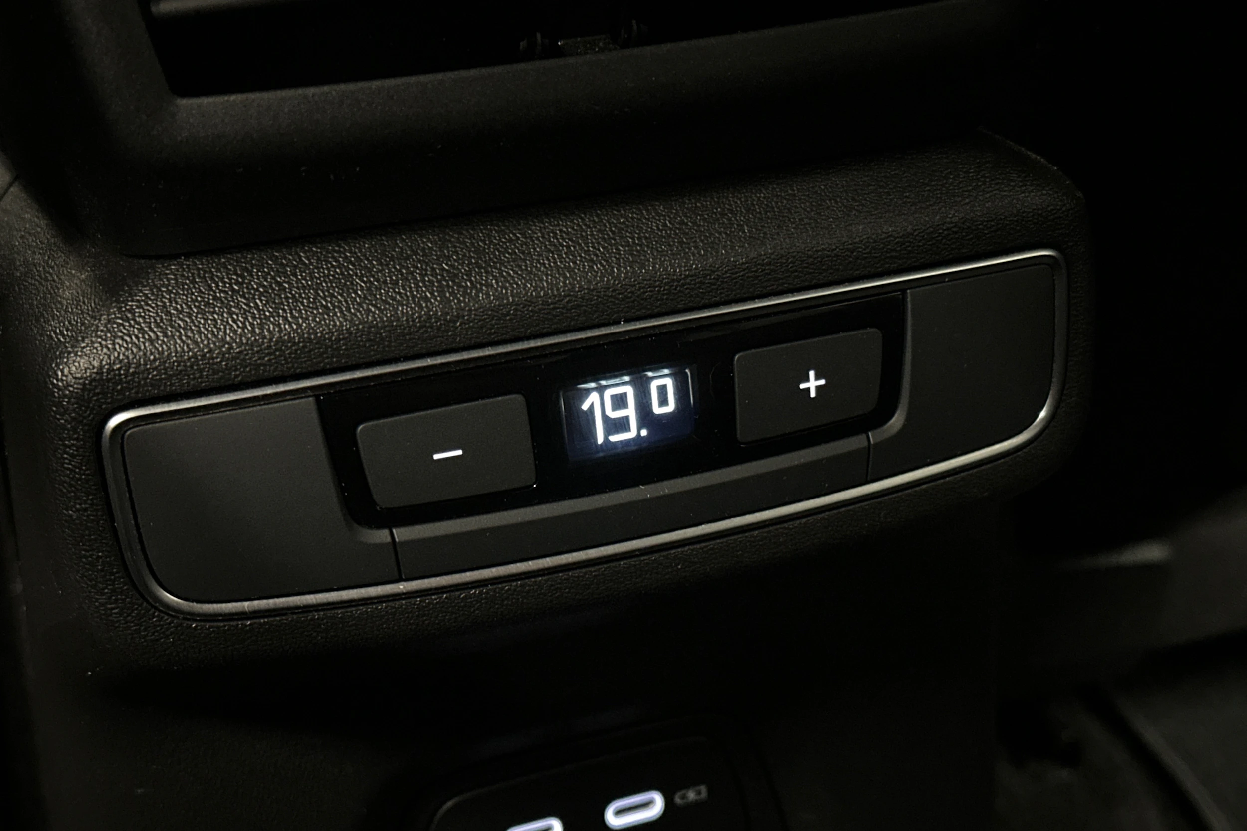 valkoinen Audi Q4 e-tron 2025 kuva 13.