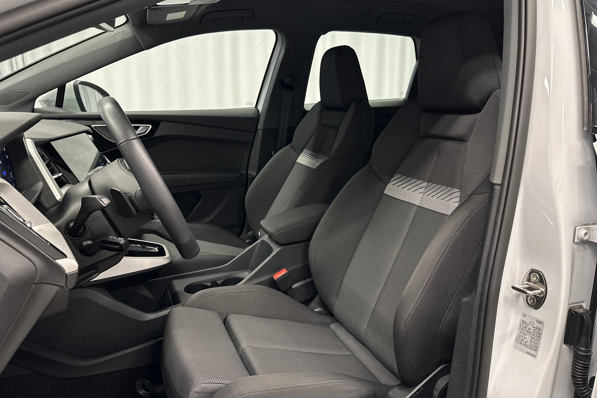 valkoinen Audi Q4 e-tron 2025 kuva 14.