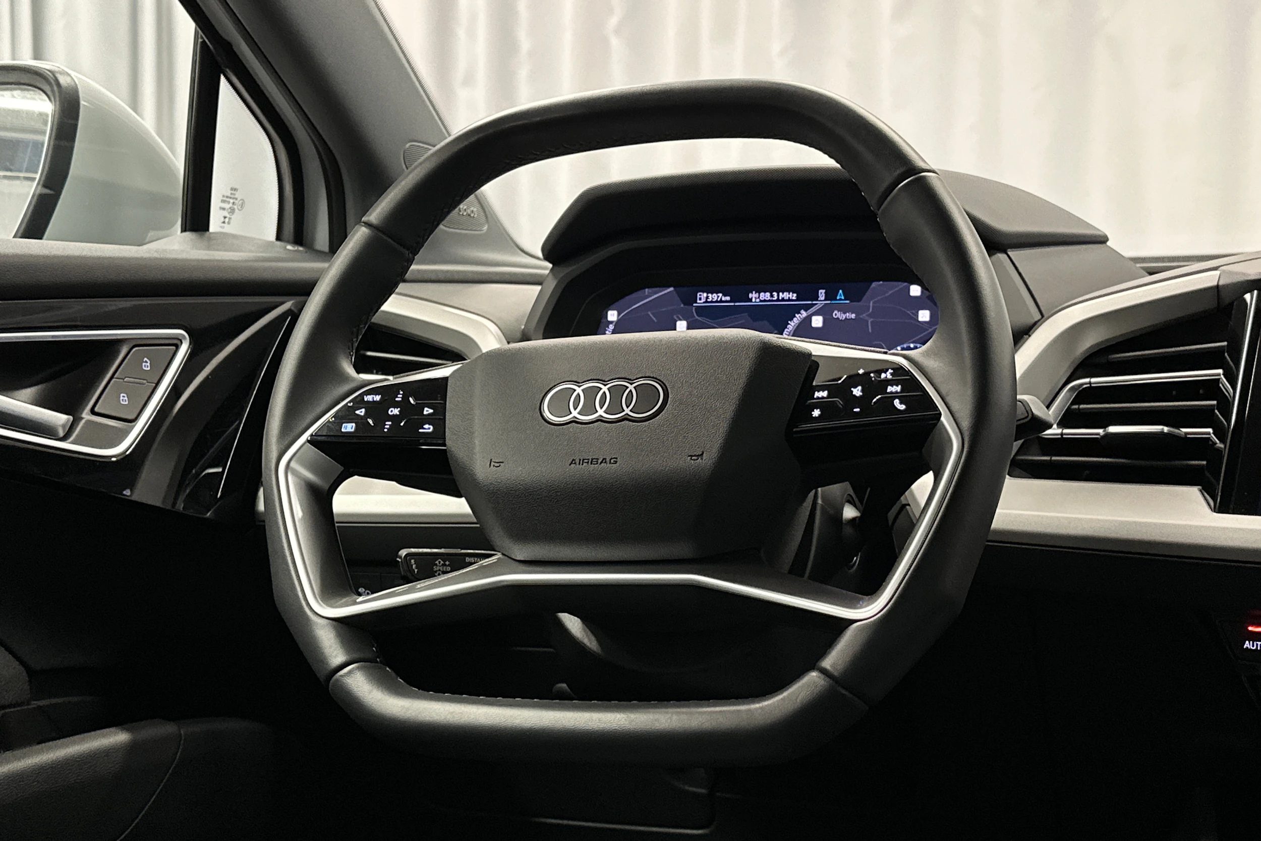 valkoinen Audi Q4 e-tron 2025 kuva 15.