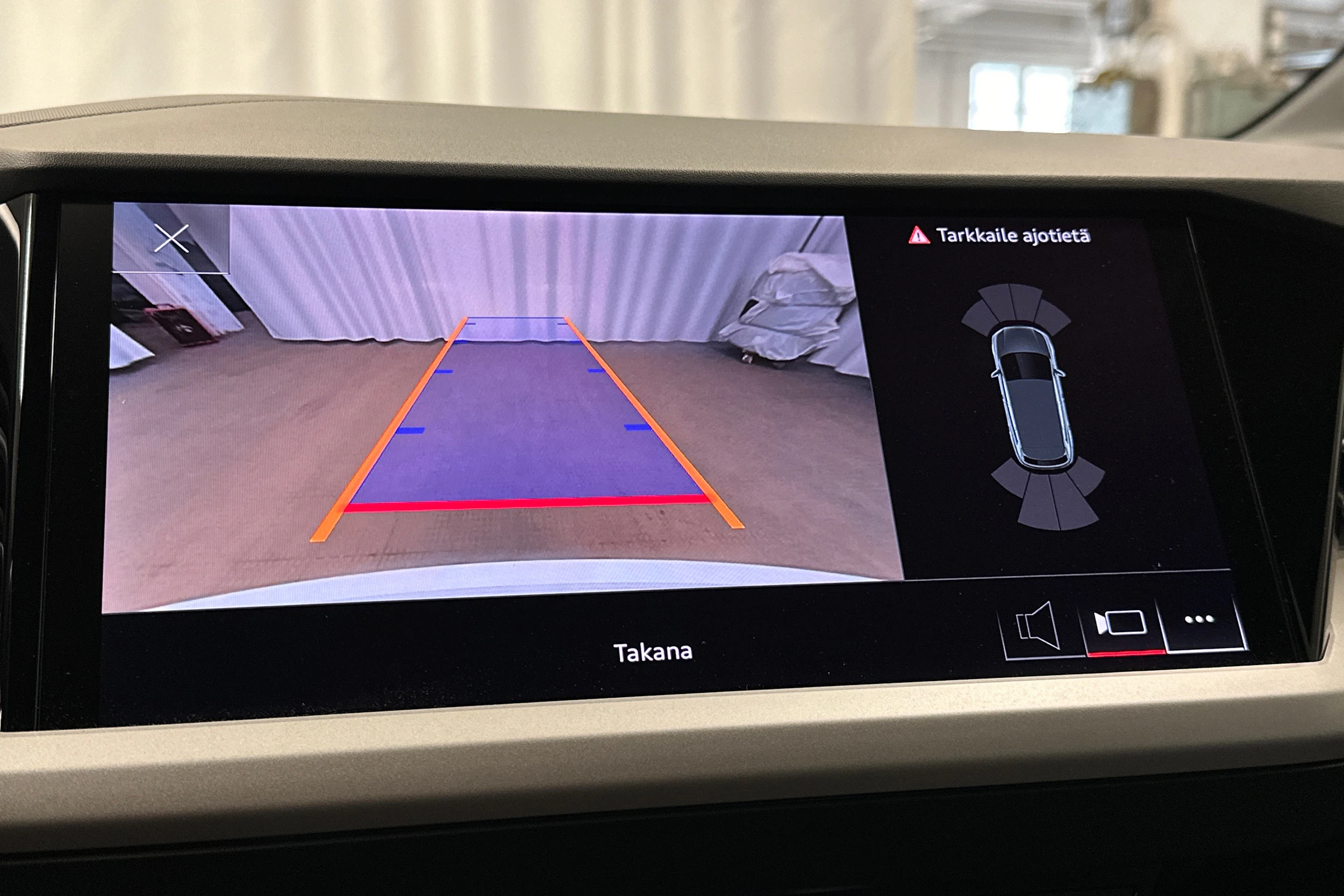 valkoinen Audi Q4 e-tron 2025 kuva 25.