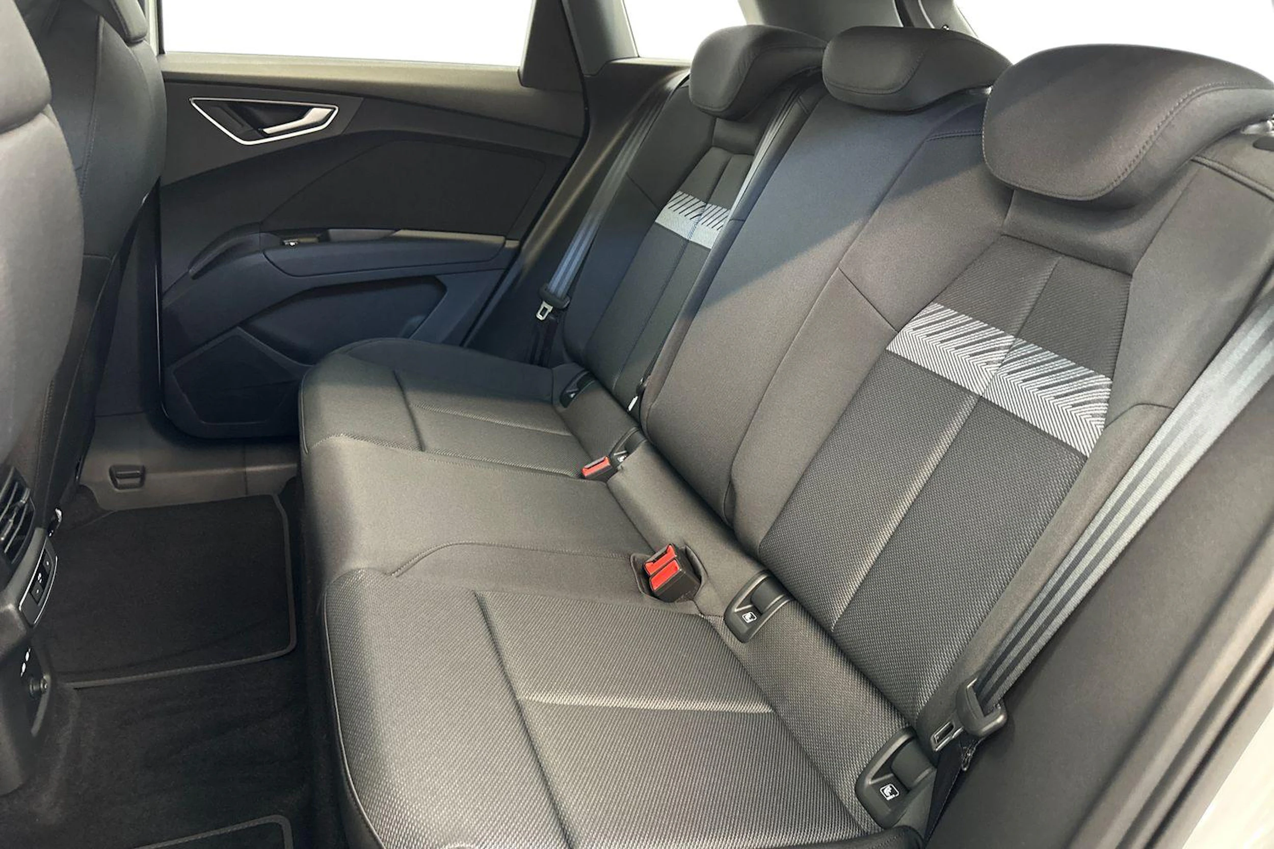 jäätikön valkoinen Audi Q4 e-tron 2026 kuva 8.