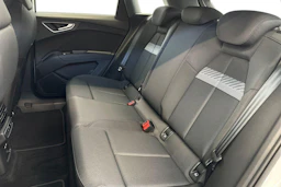 jäätikön valkoinen Audi Q4 e-tron 2026 kuva 8.