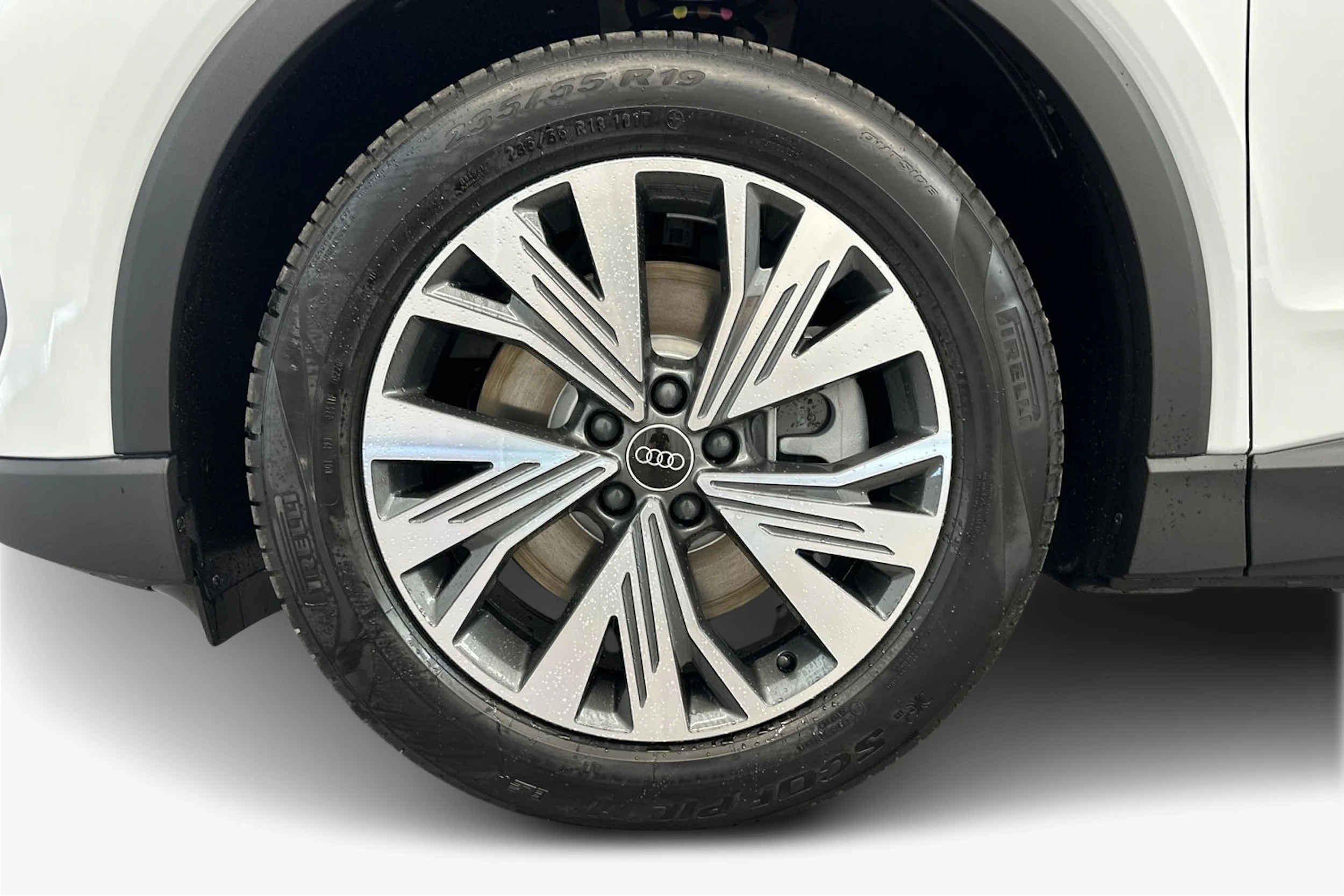 jäätikön valkoinen Audi Q4 e-tron 2026 kuva 9.
