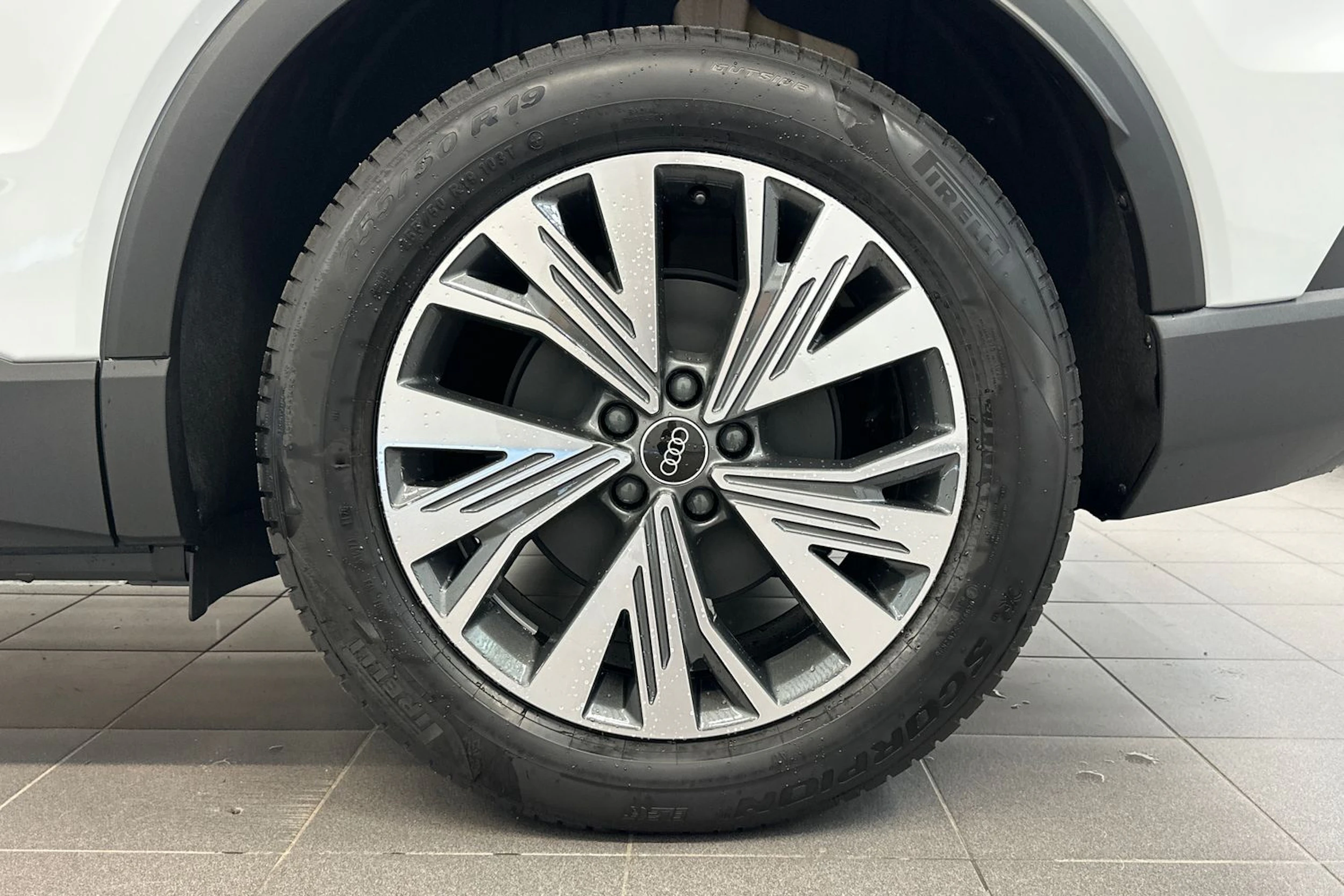 jäätikön valkoinen Audi Q4 e-tron 2026 kuva 10.