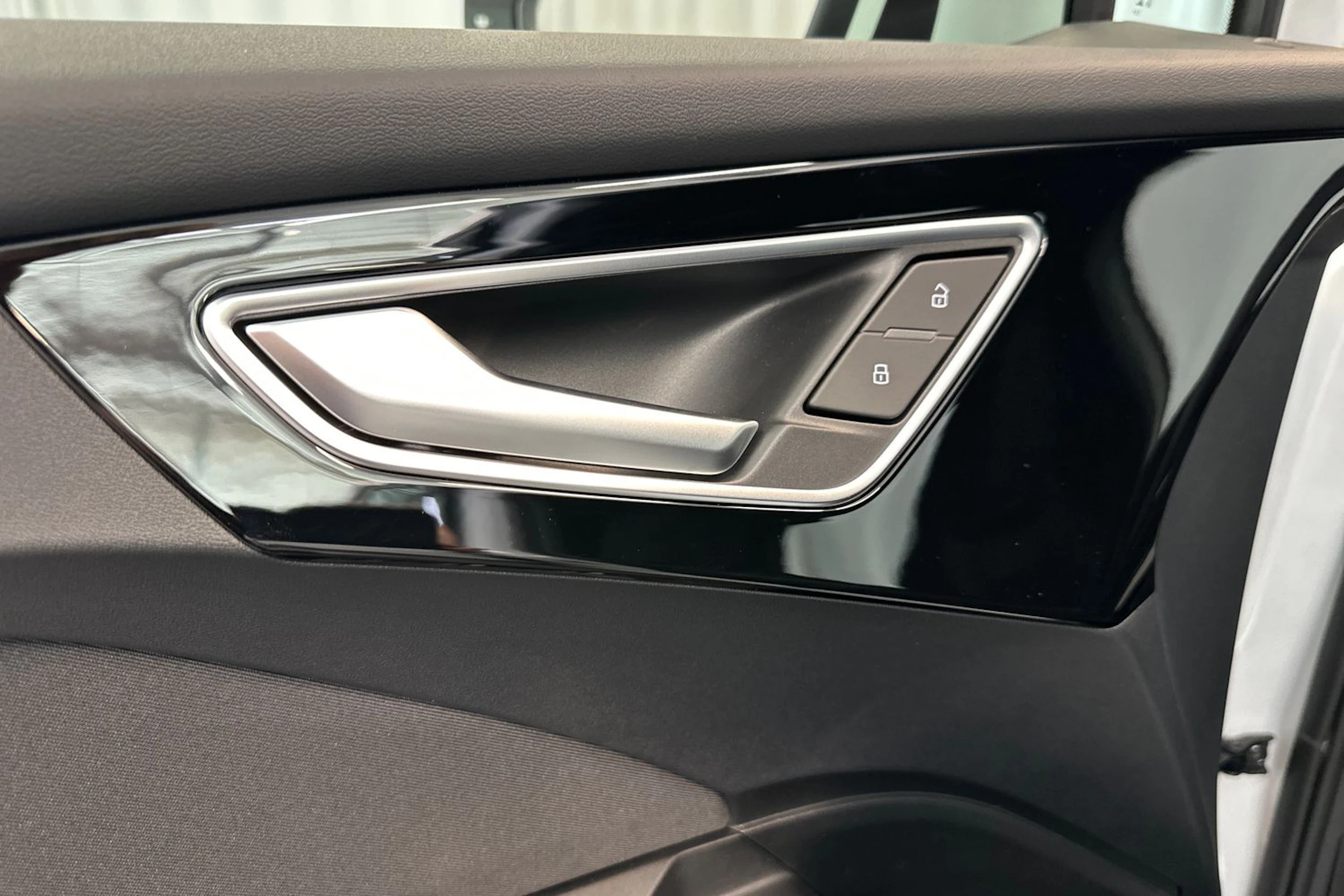 jäätikön valkoinen Audi Q4 e-tron 2026 kuva 15.
