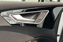 jäätikön valkoinen Audi Q4 e-tron 2026 kuva 15.