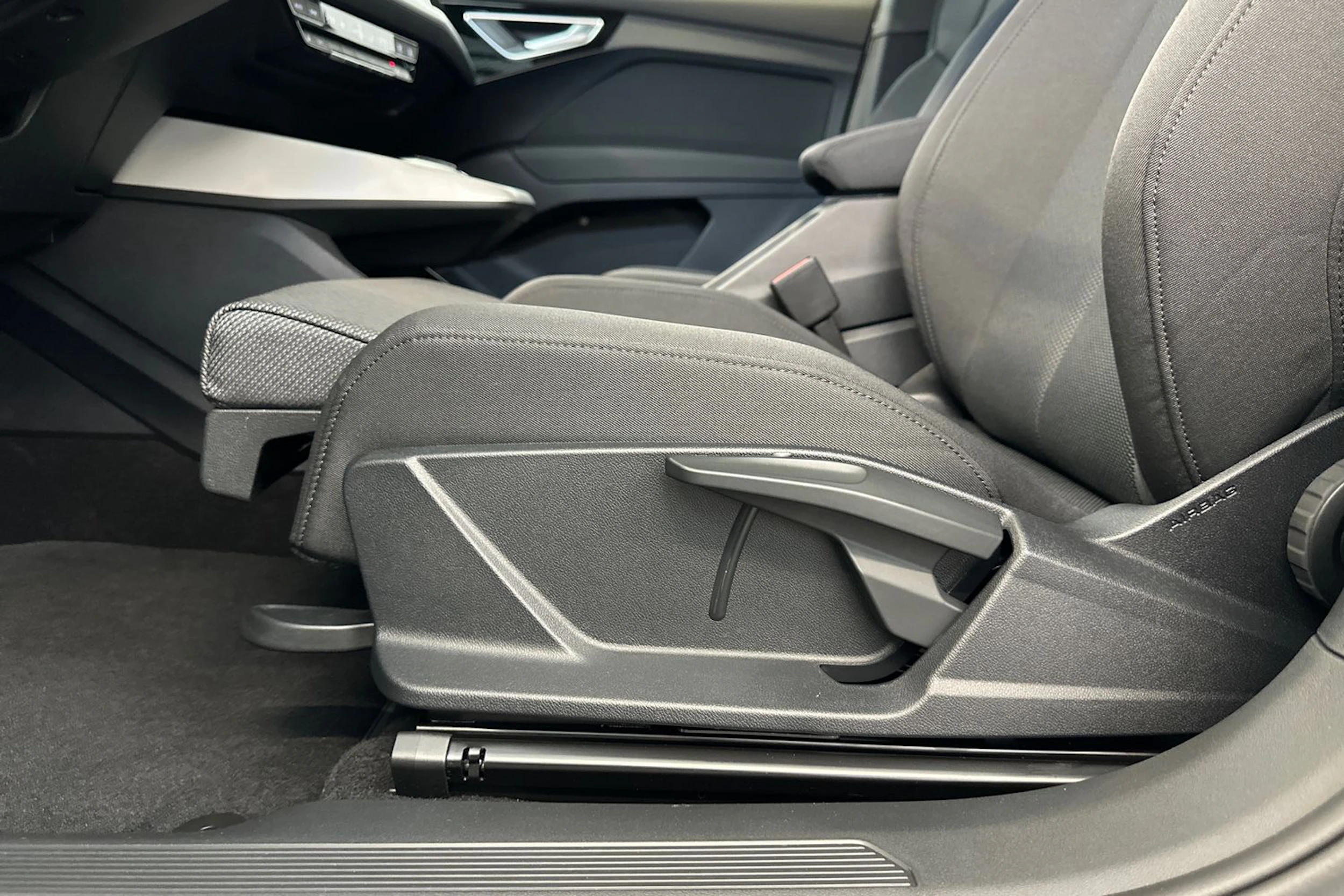 jäätikön valkoinen Audi Q4 e-tron 2026 kuva 17.