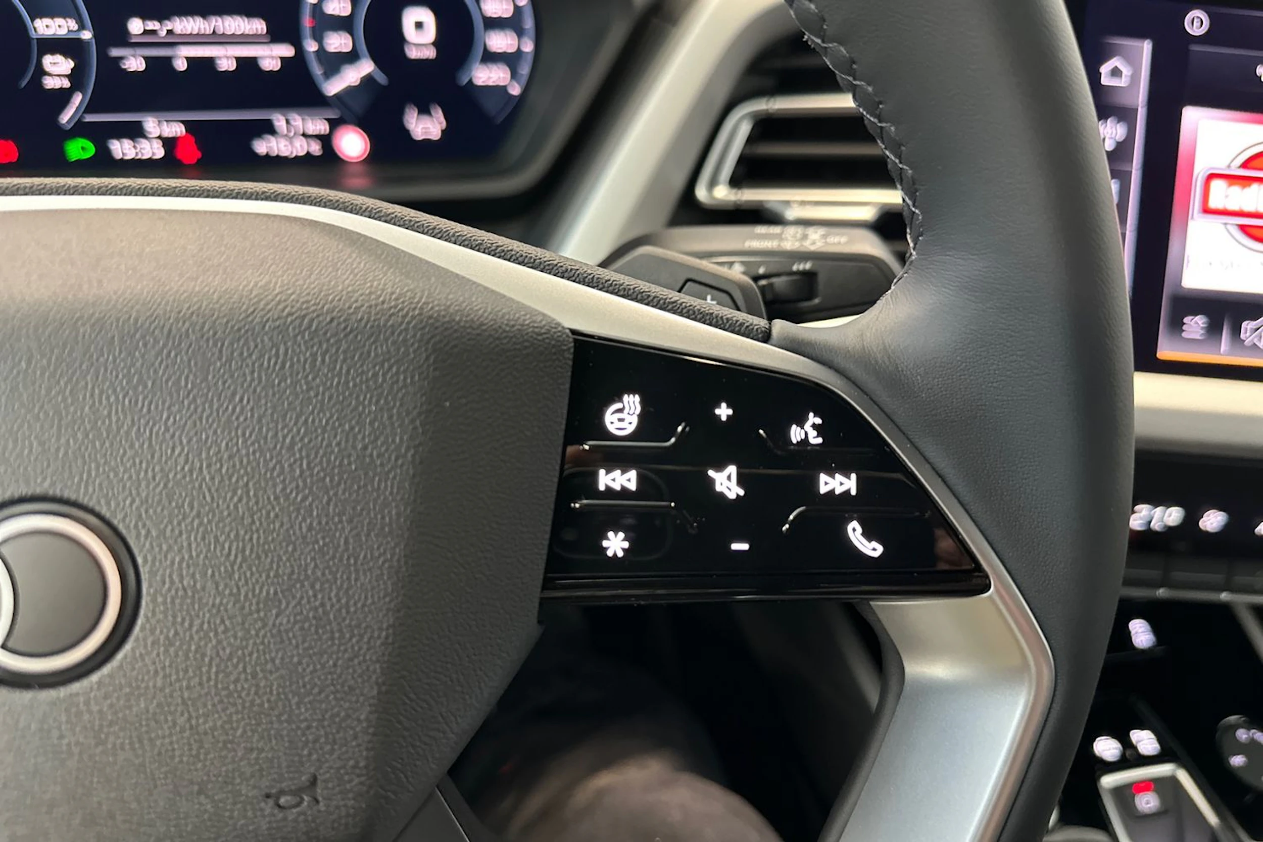 jäätikön valkoinen Audi Q4 e-tron 2026 kuva 21.