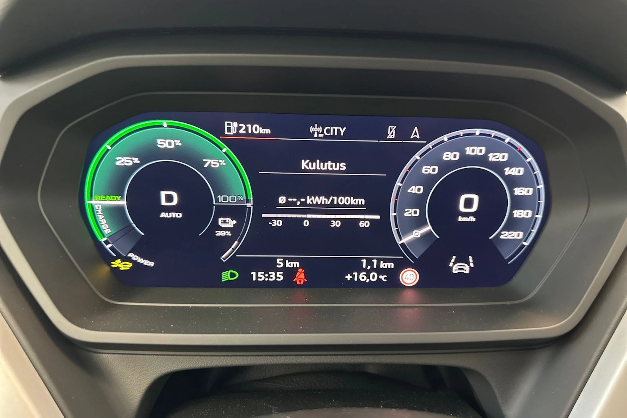 jäätikön valkoinen Audi Q4 e-tron 2026 kuva 22.