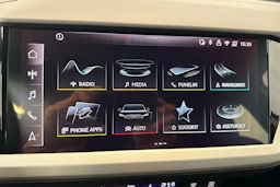 jäätikön valkoinen Audi Q4 e-tron 2026 kuva 24.