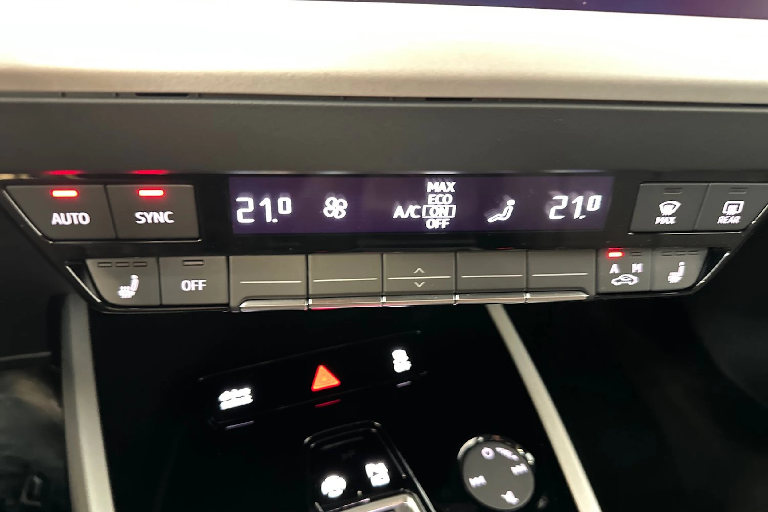 jäätikön valkoinen Audi Q4 e-tron 2026 kuva 26.