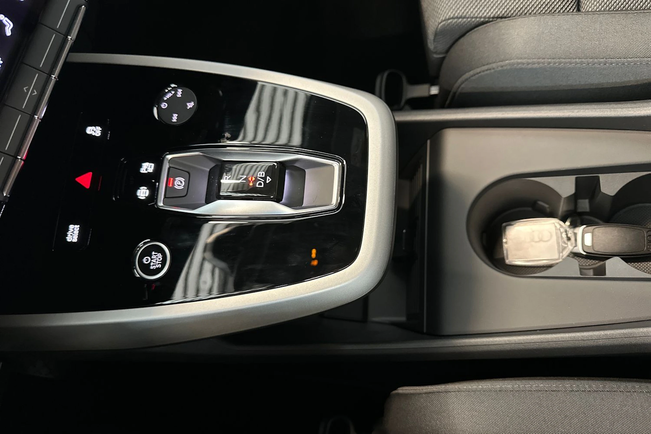 jäätikön valkoinen Audi Q4 e-tron 2026 kuva 27.