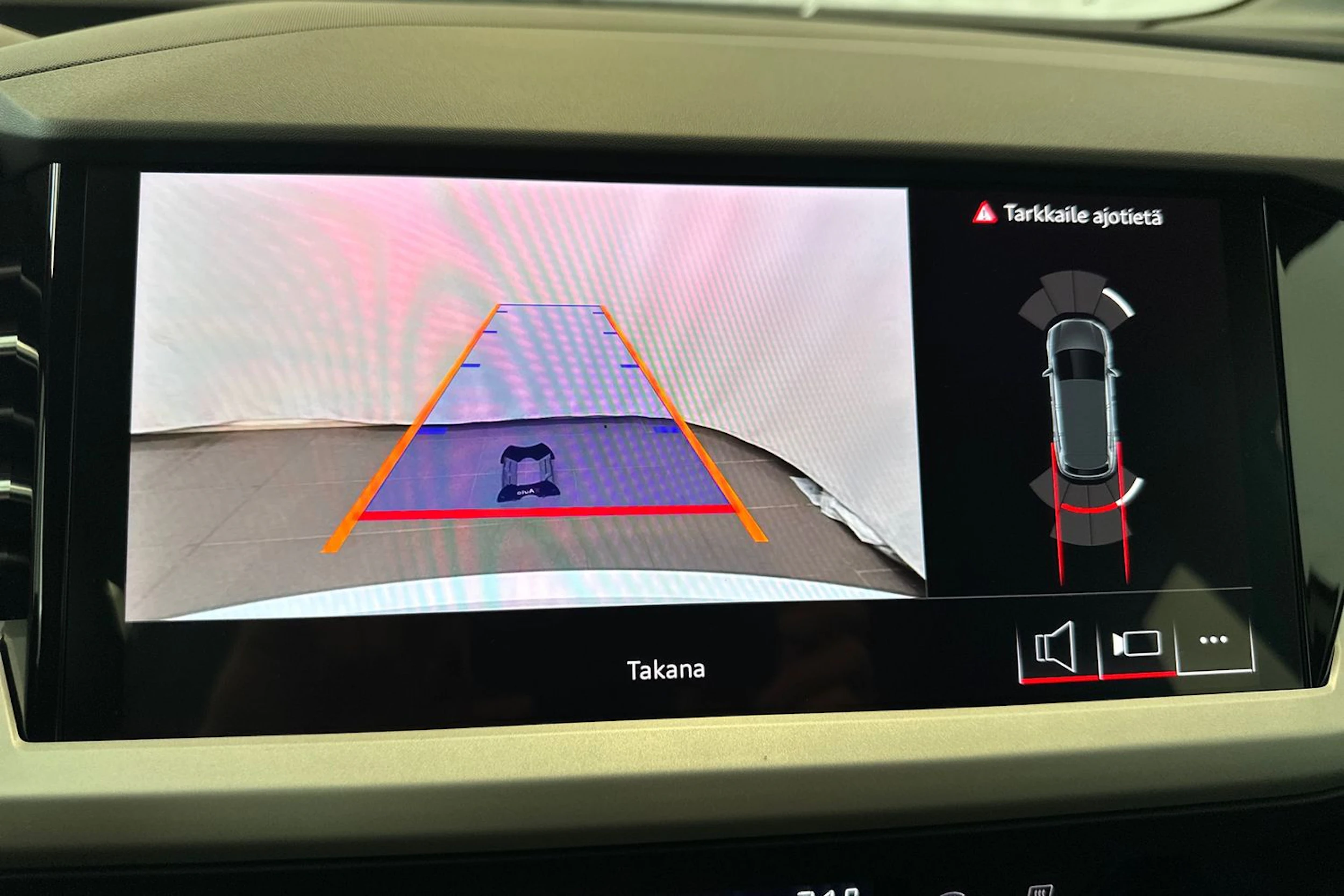jäätikön valkoinen Audi Q4 e-tron 2026 kuva 31.