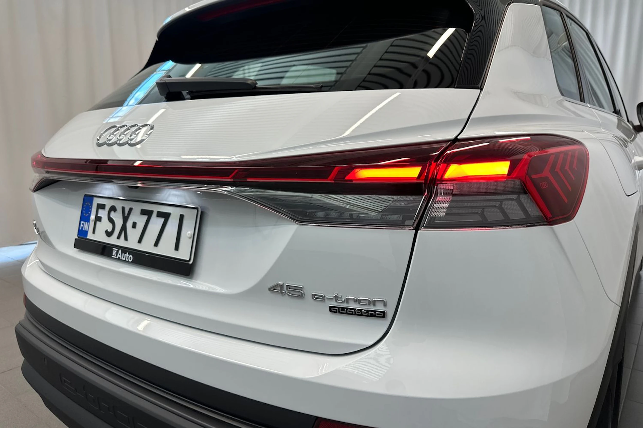 jäätikön valkoinen Audi Q4 e-tron 2026 kuva 32.