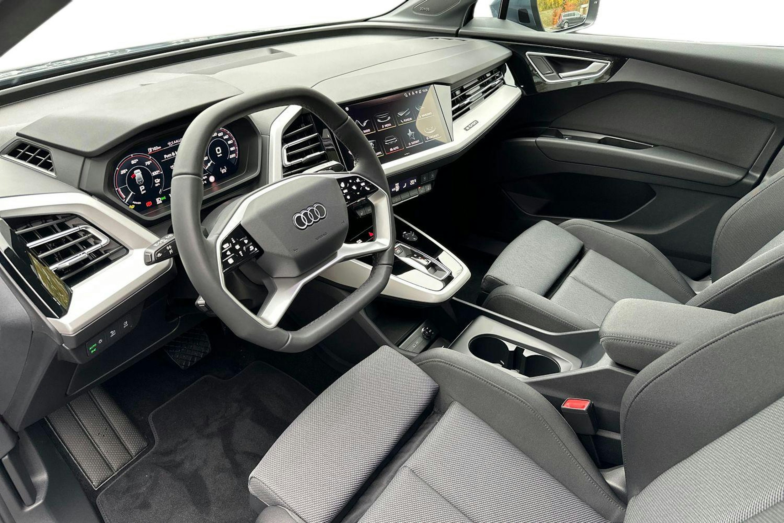 met. sininen Audi Q4 e-tron 2026 kuva 6.