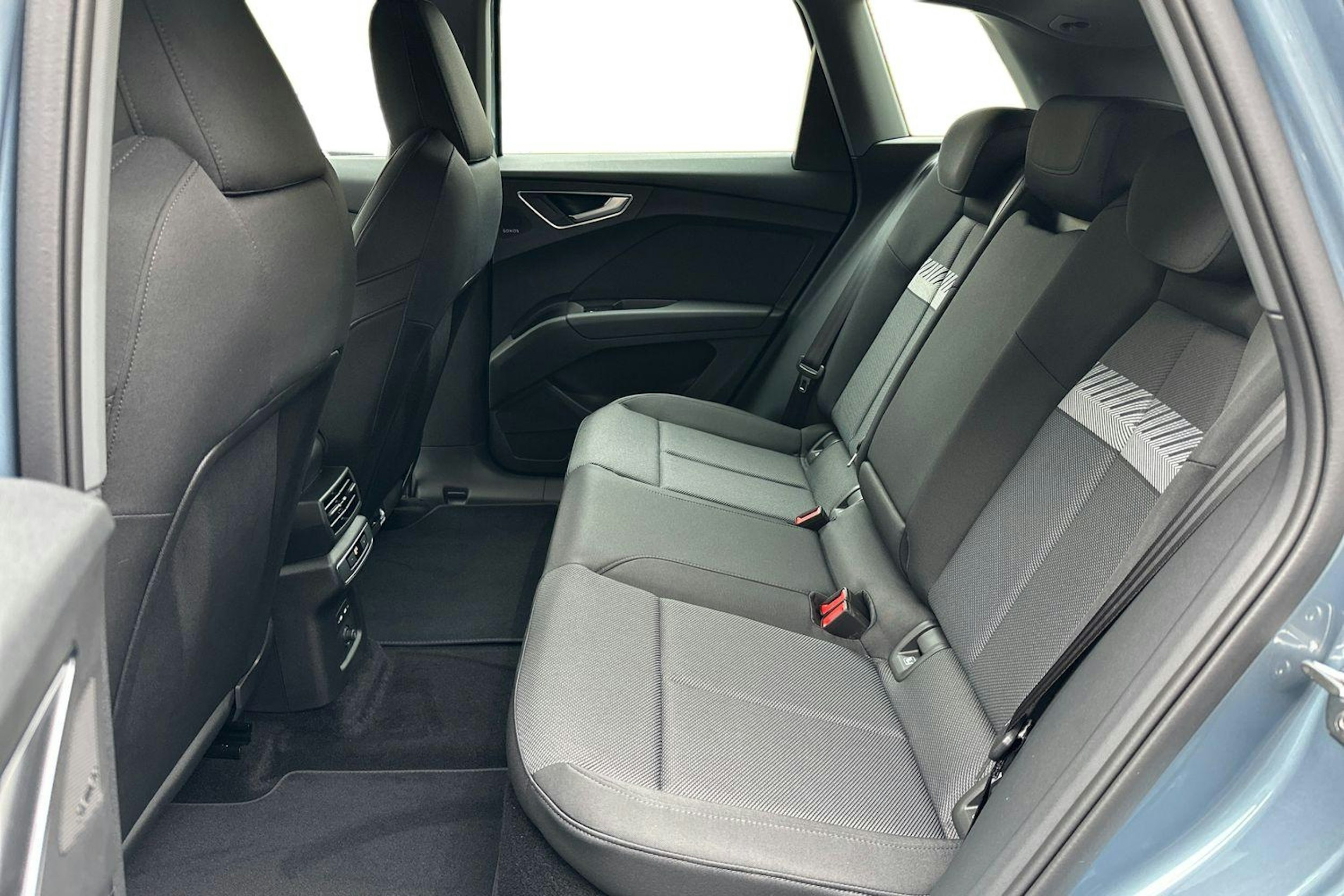 met. sininen Audi Q4 e-tron 2026 kuva 8.