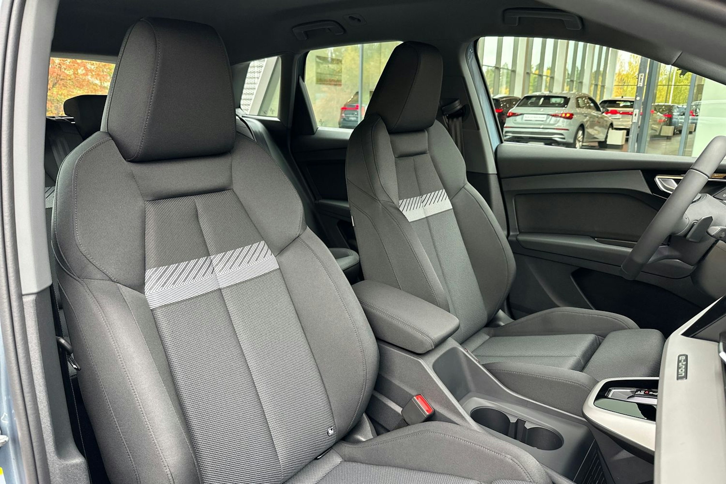 met. sininen Audi Q4 e-tron 2026 kuva 11.