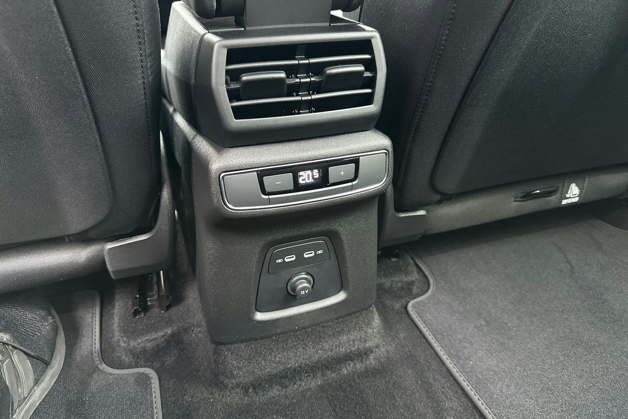 met. sininen Audi Q4 e-tron 2026 kuva 12.