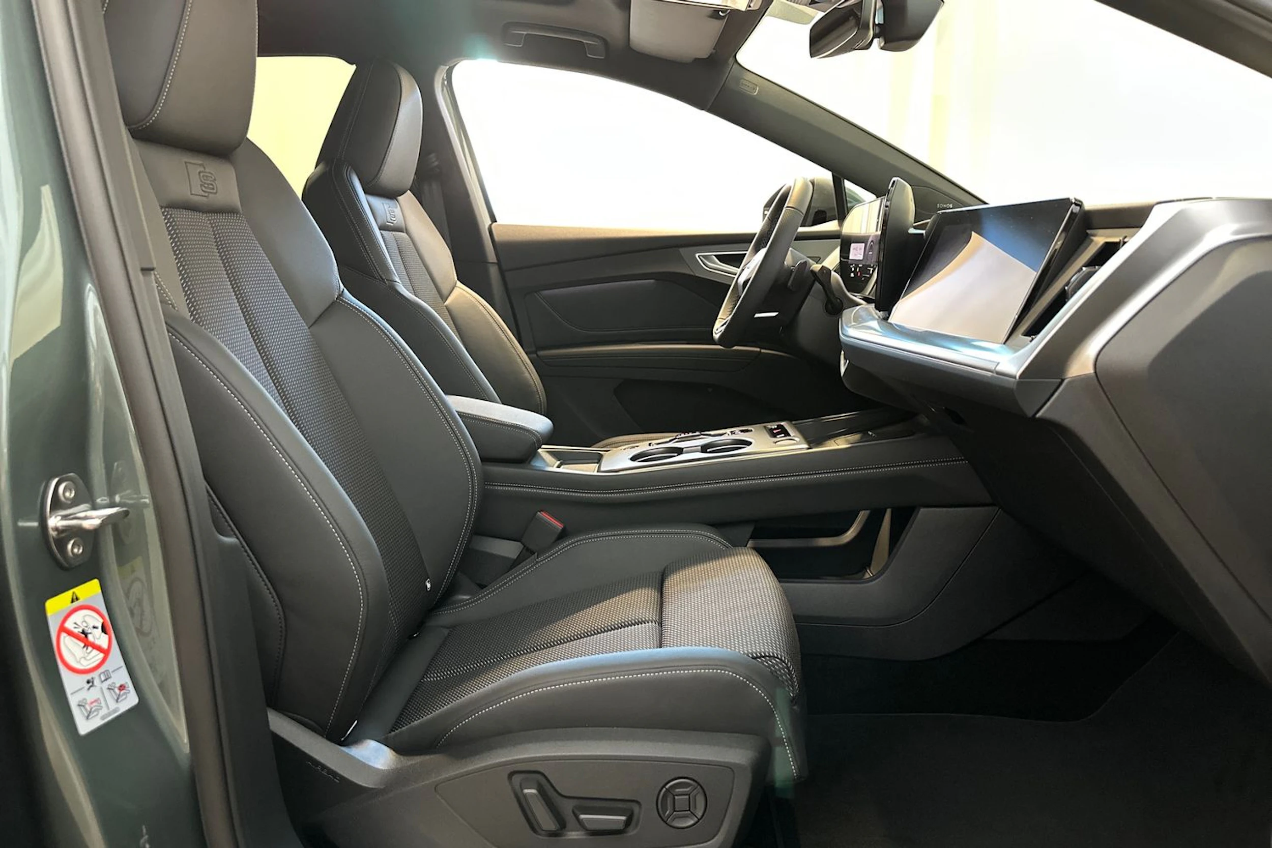 sage vihreä Audi Q4 e-tron 2026 kuva 11.
