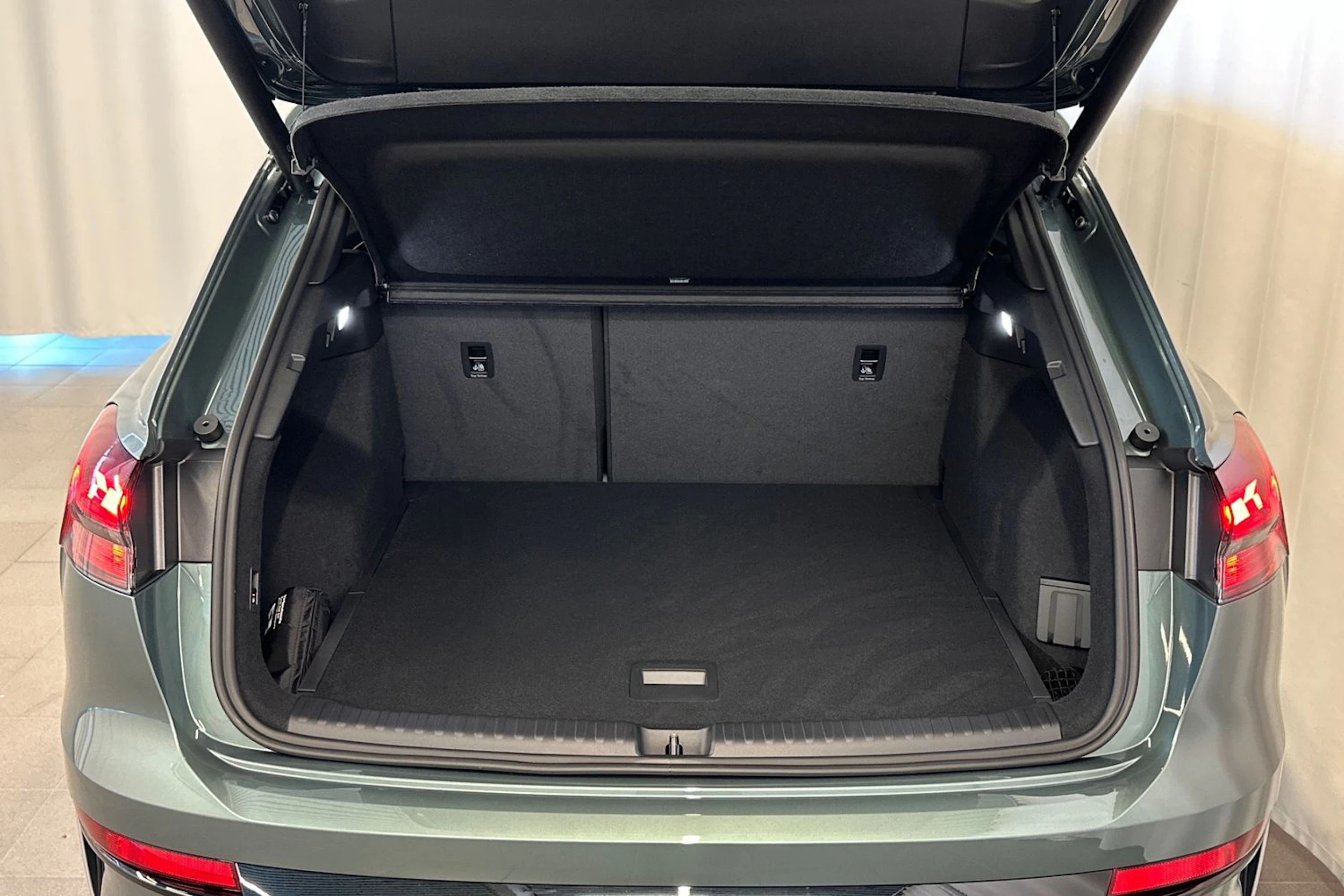 sage vihreä Audi Q4 e-tron 2026 kuva 13.