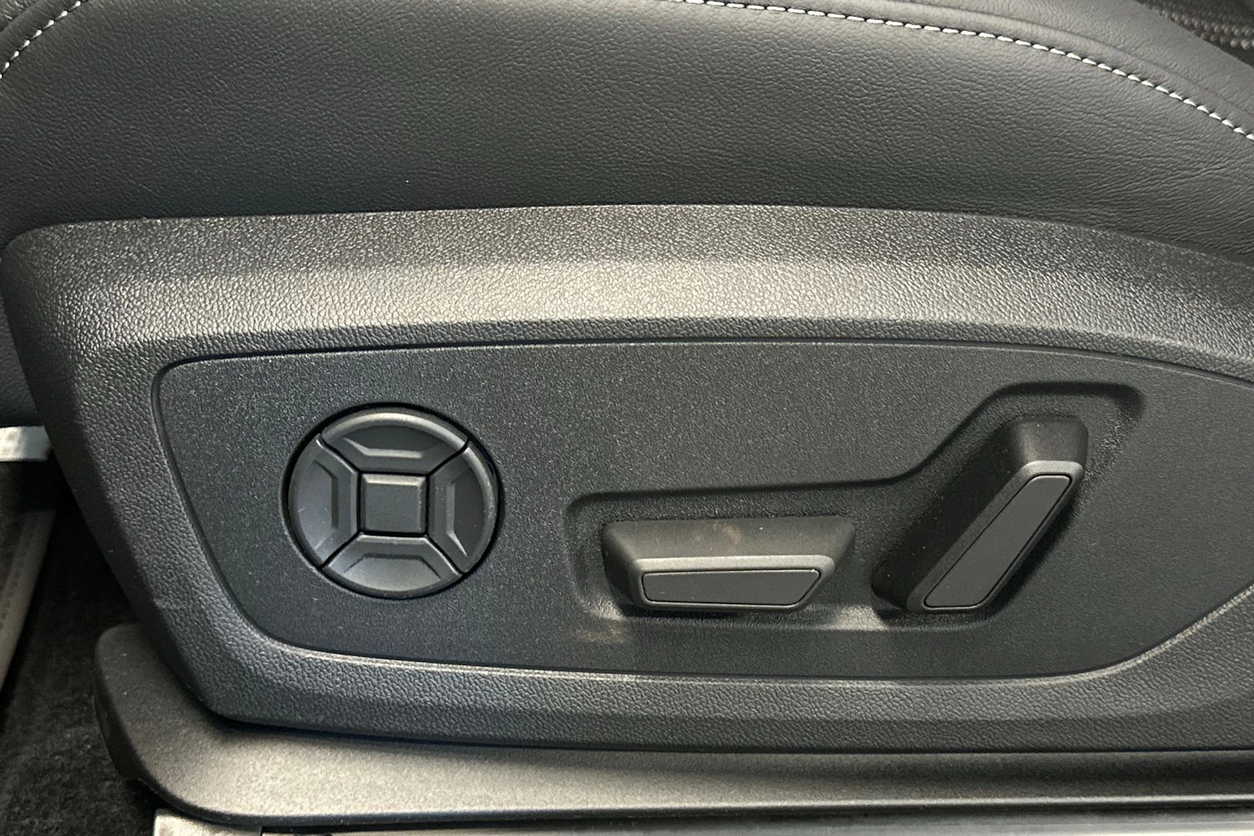 sage vihreä Audi Q4 e-tron 2026 kuva 17.