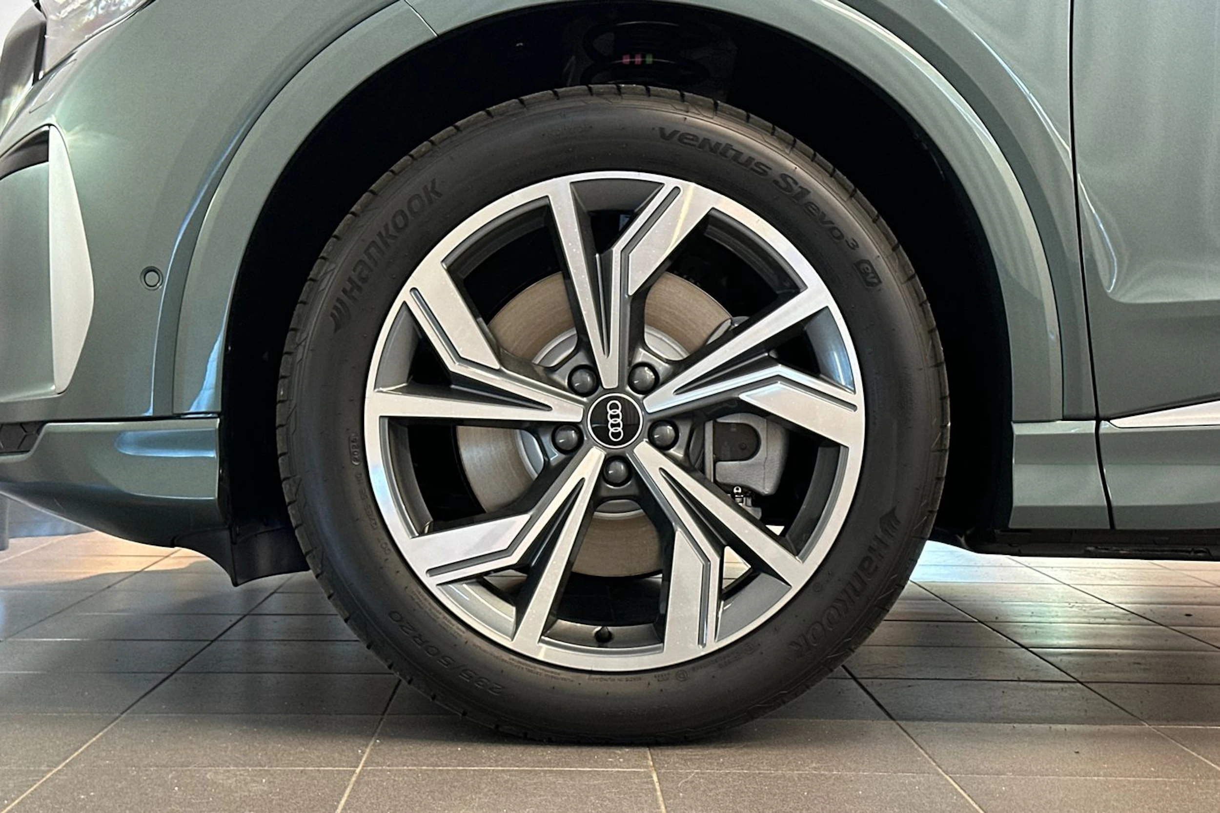 sage vihreä Audi Q4 e-tron 2026 kuva 29.