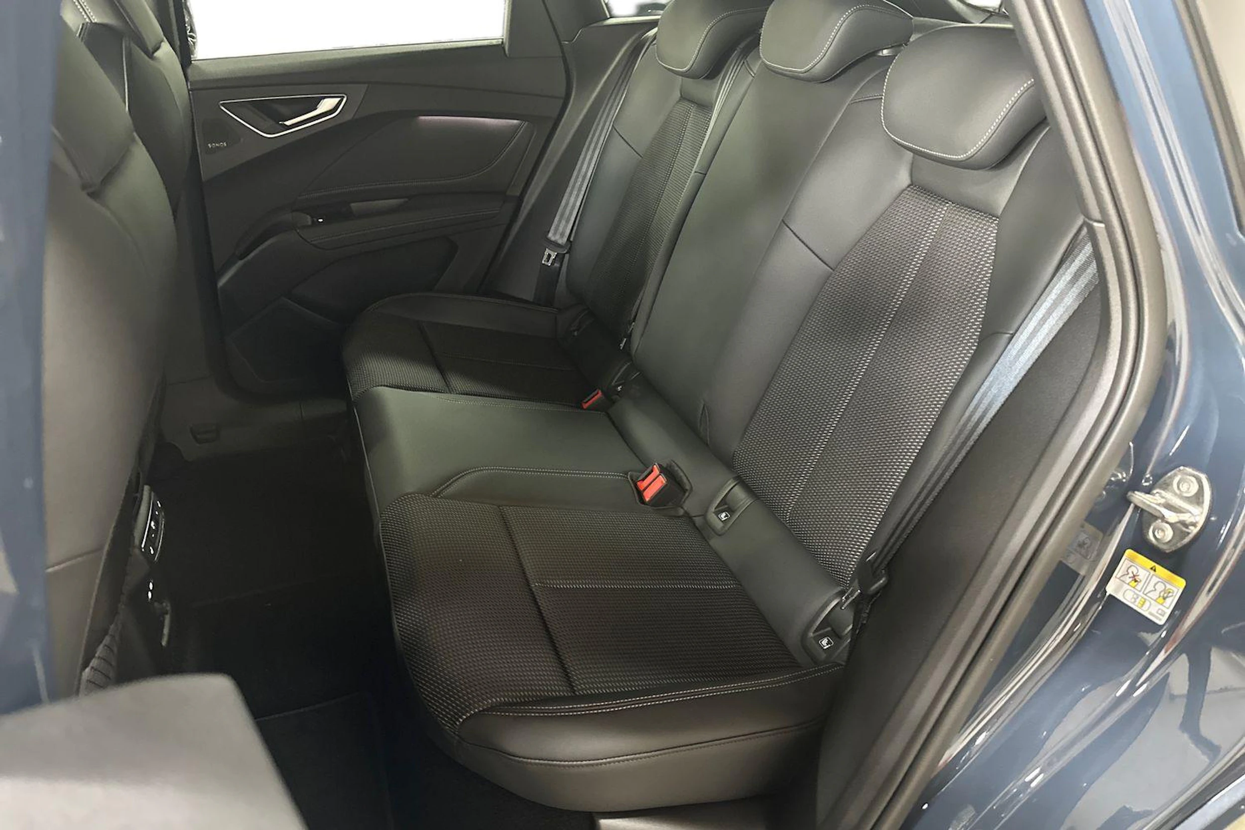 met. sininen Audi Q4 e-tron 2026 kuva 8.