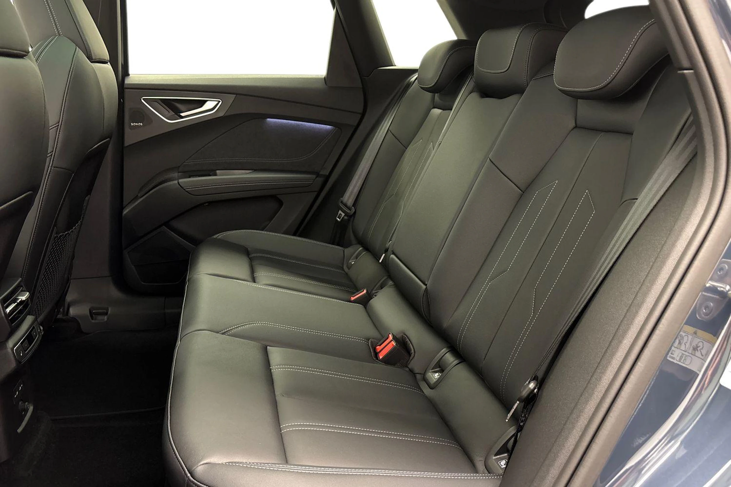 sininen Audi Q4 e-tron 2026 kuva 8.