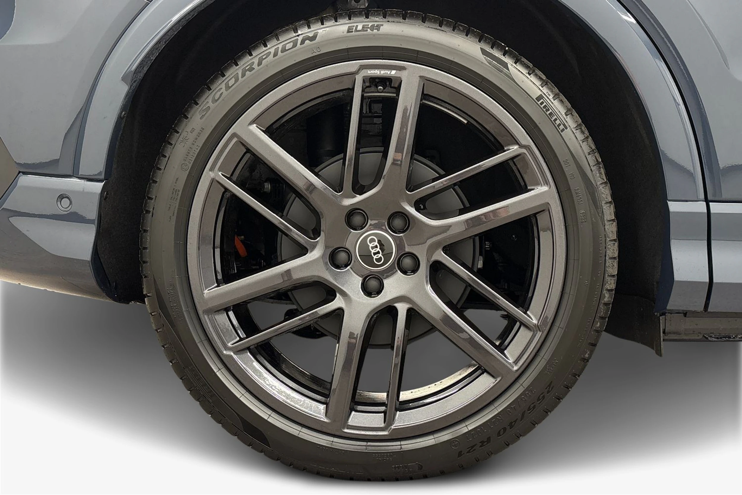 sininen Audi Q4 e-tron 2026 kuva 9.