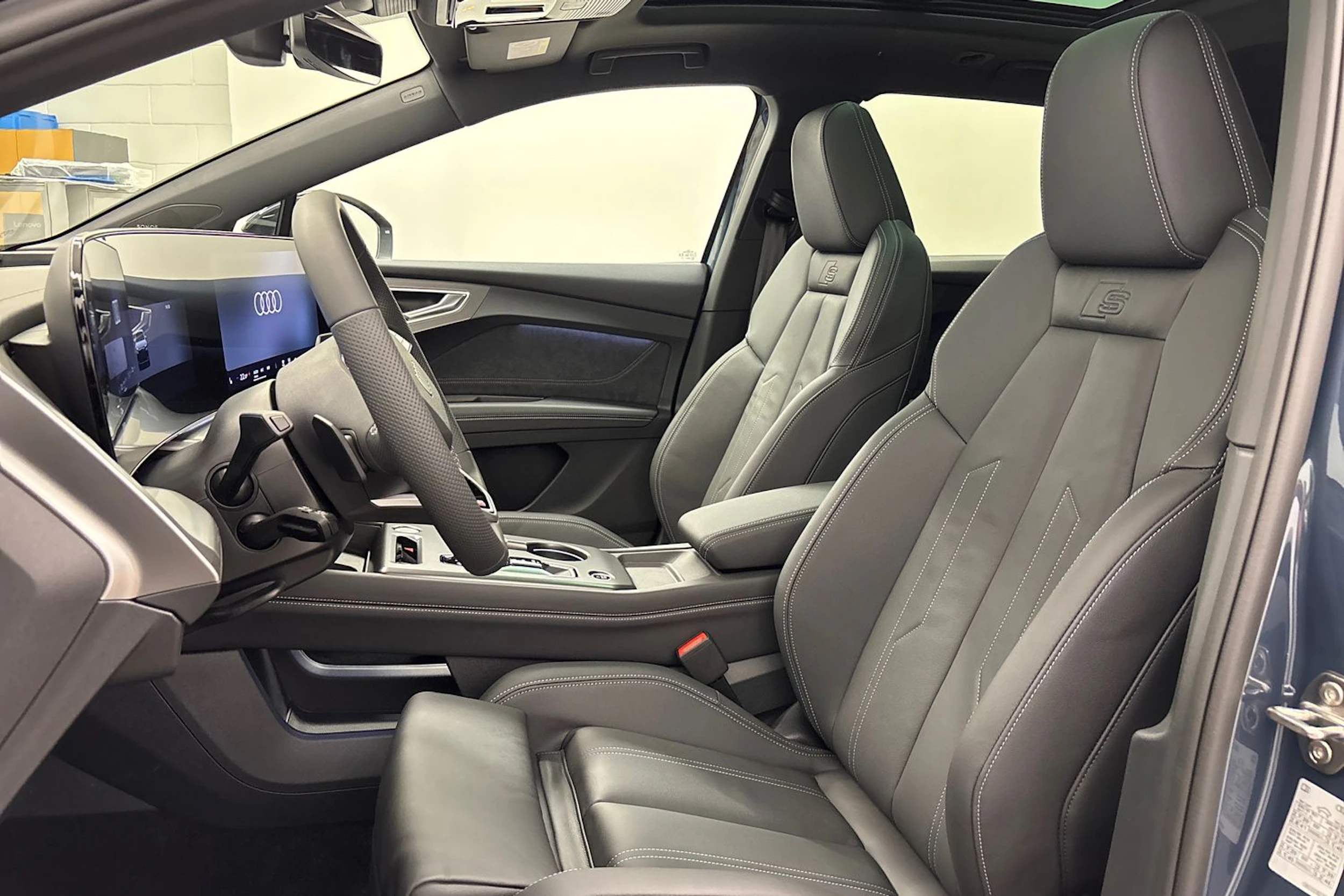 sininen Audi Q4 e-tron 2026 kuva 11.