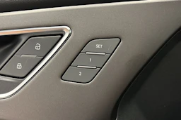 sininen Audi Q4 e-tron 2026 kuva 13.