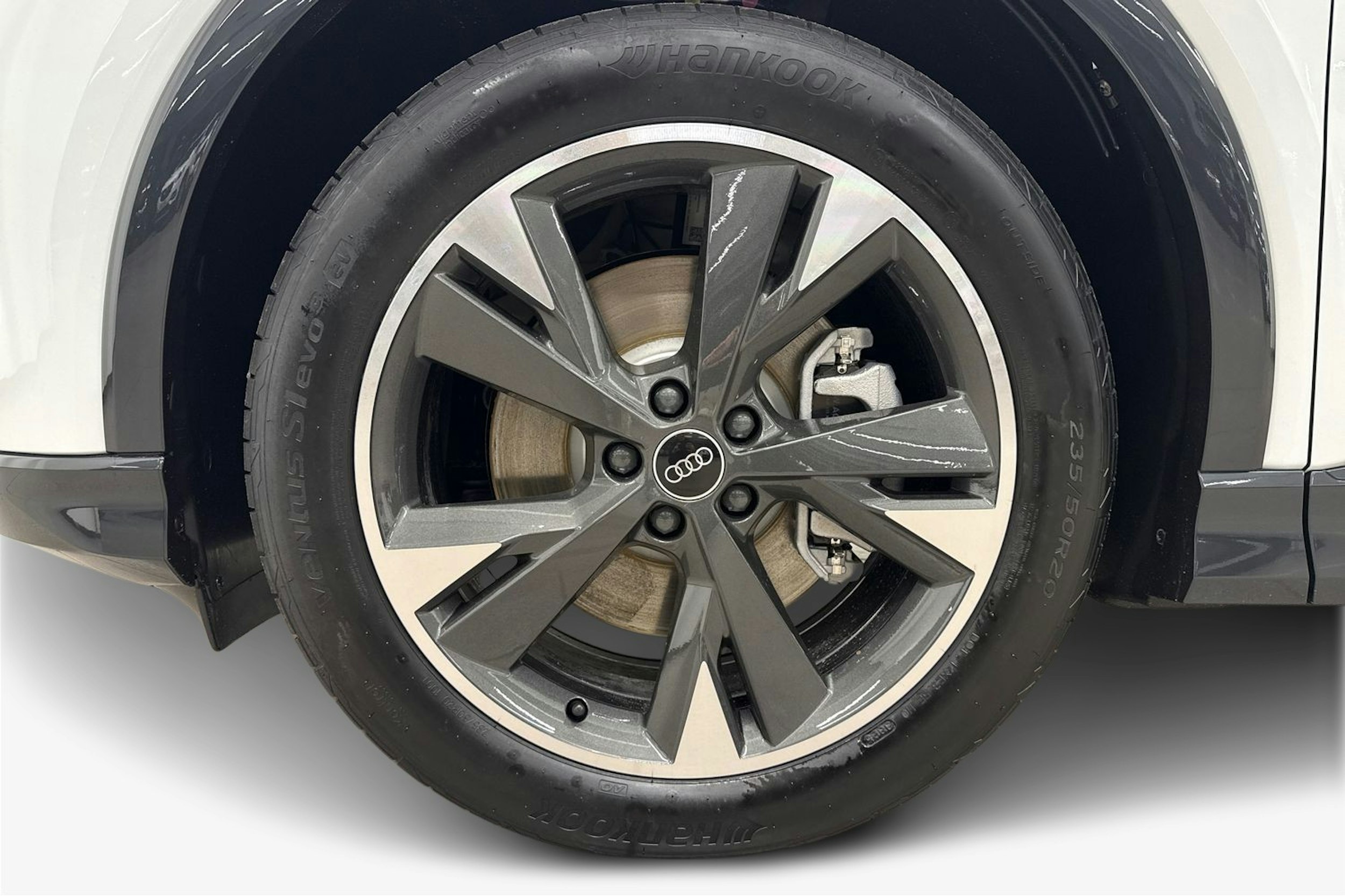 met. valkoinen Audi Q4 e-tron 2026 kuva 9.