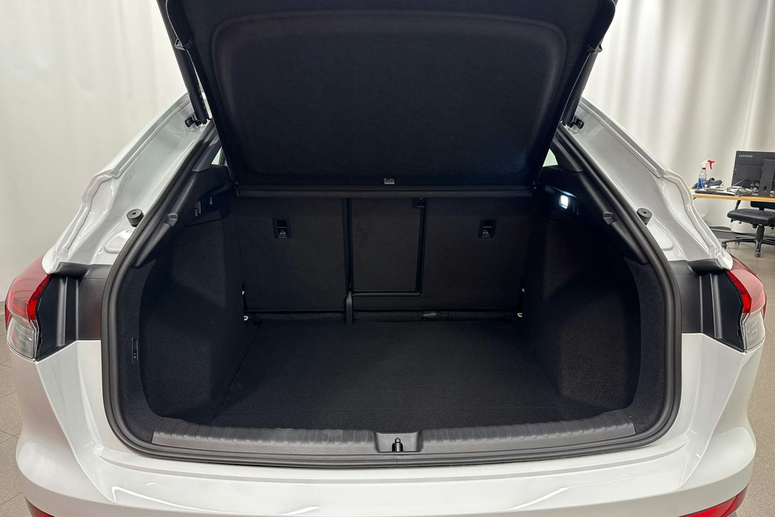 met. valkoinen Audi Q4 e-tron 2026 kuva 11.