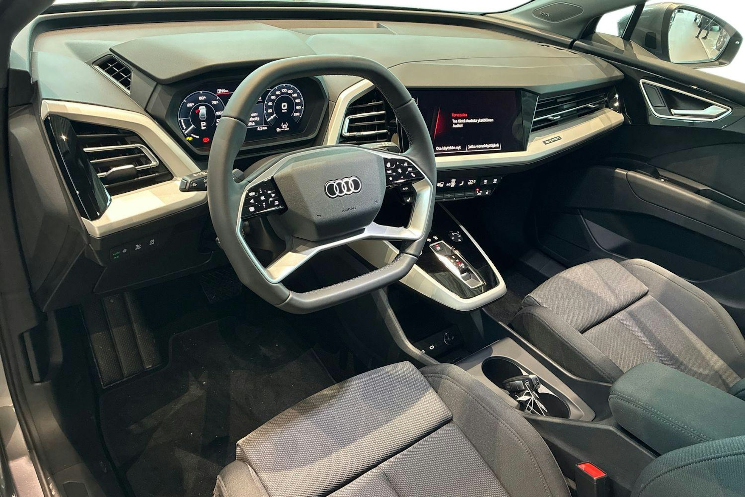 harmaa Audi Q4 e-tron 2026 kuva 6.
