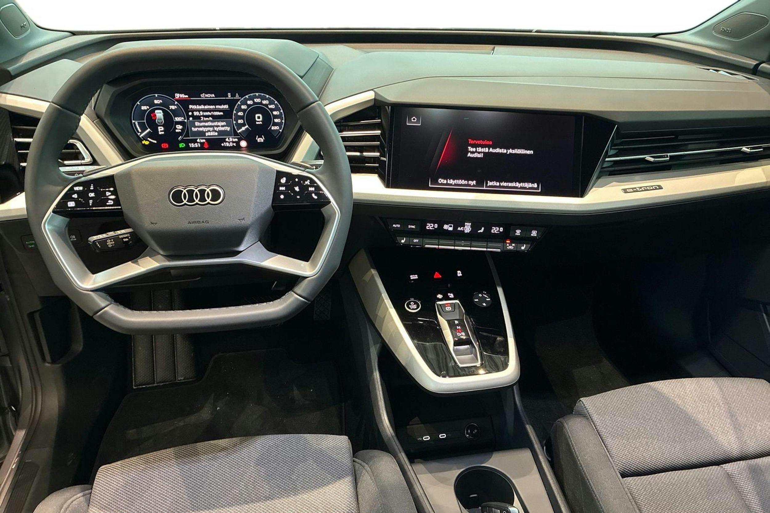 harmaa Audi Q4 e-tron 2026 kuva 7.