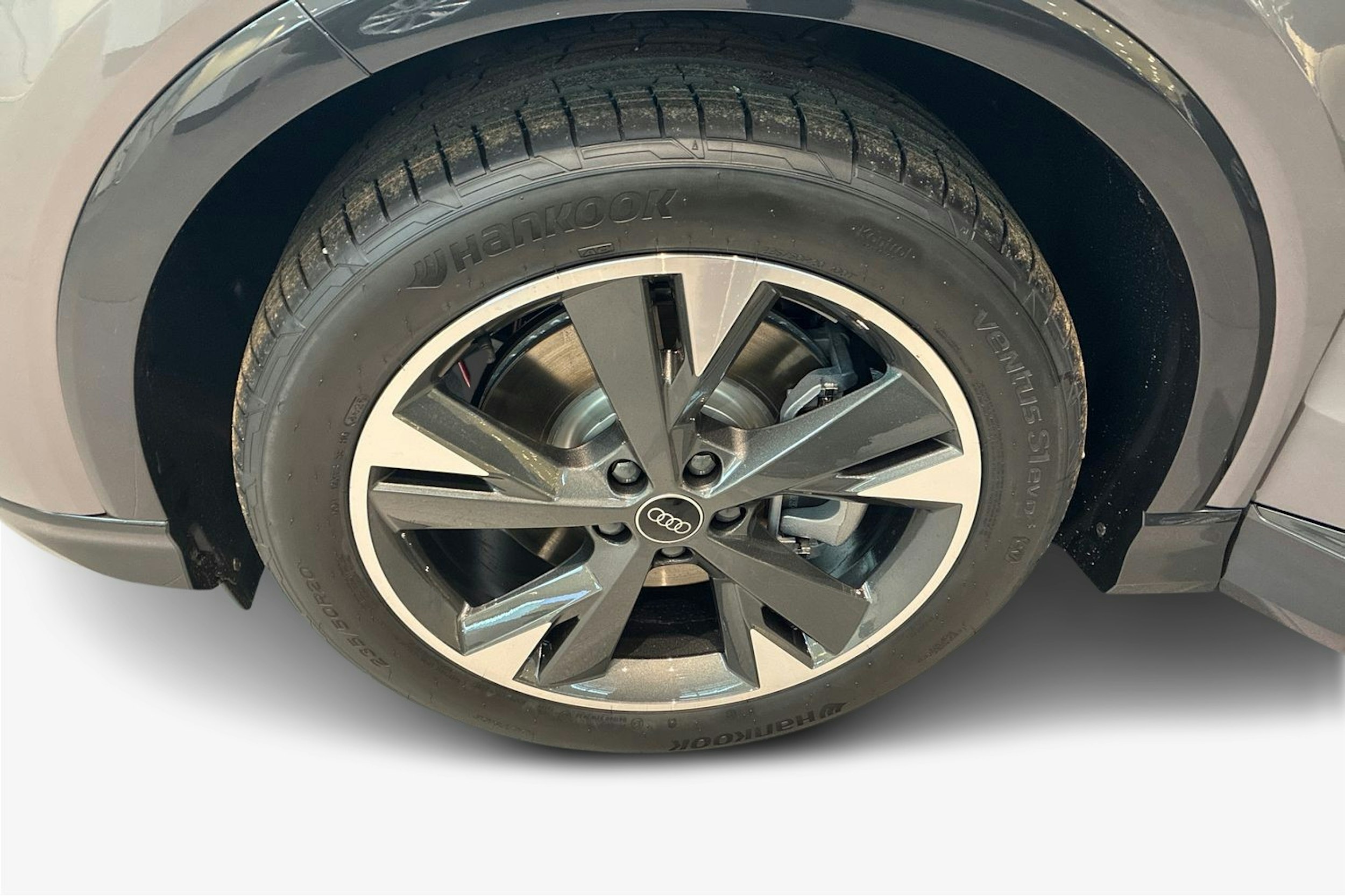 harmaa Audi Q4 e-tron 2026 kuva 9.