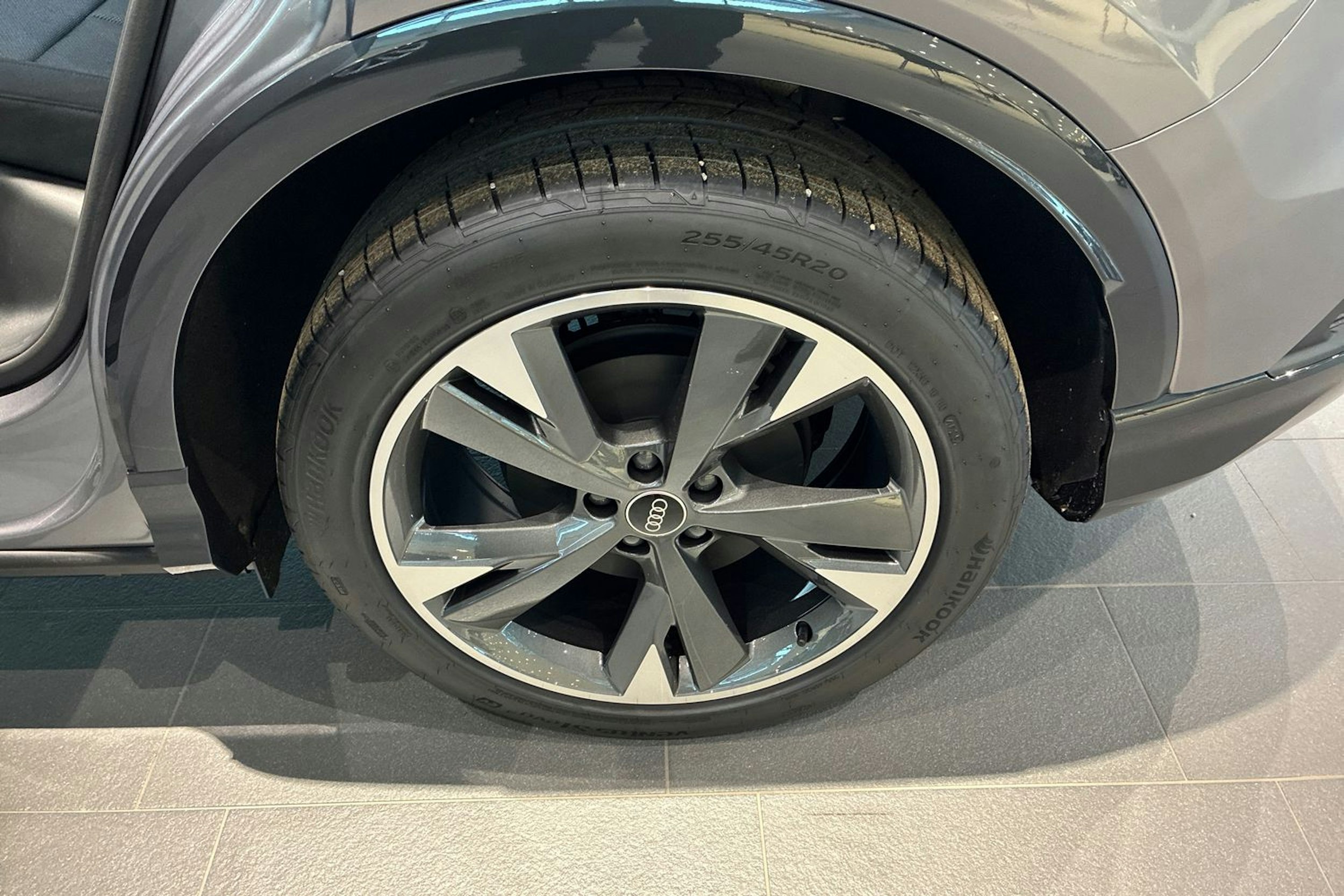 harmaa Audi Q4 e-tron 2026 kuva 10.