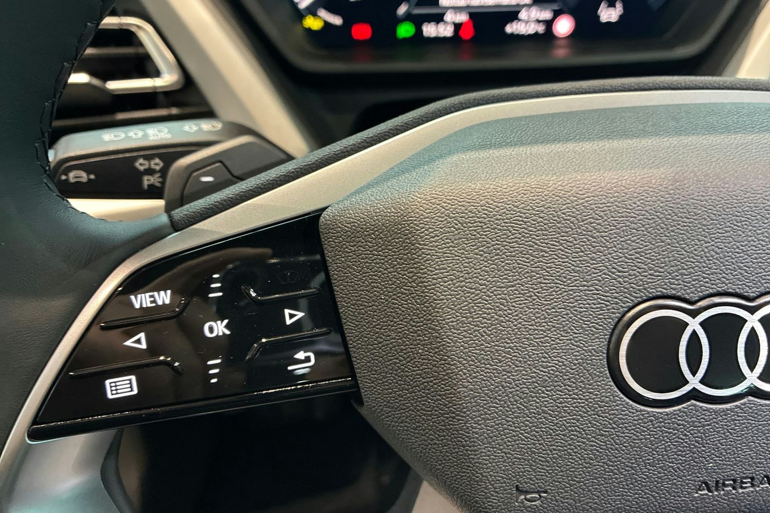 harmaa Audi Q4 e-tron 2026 kuva 14.