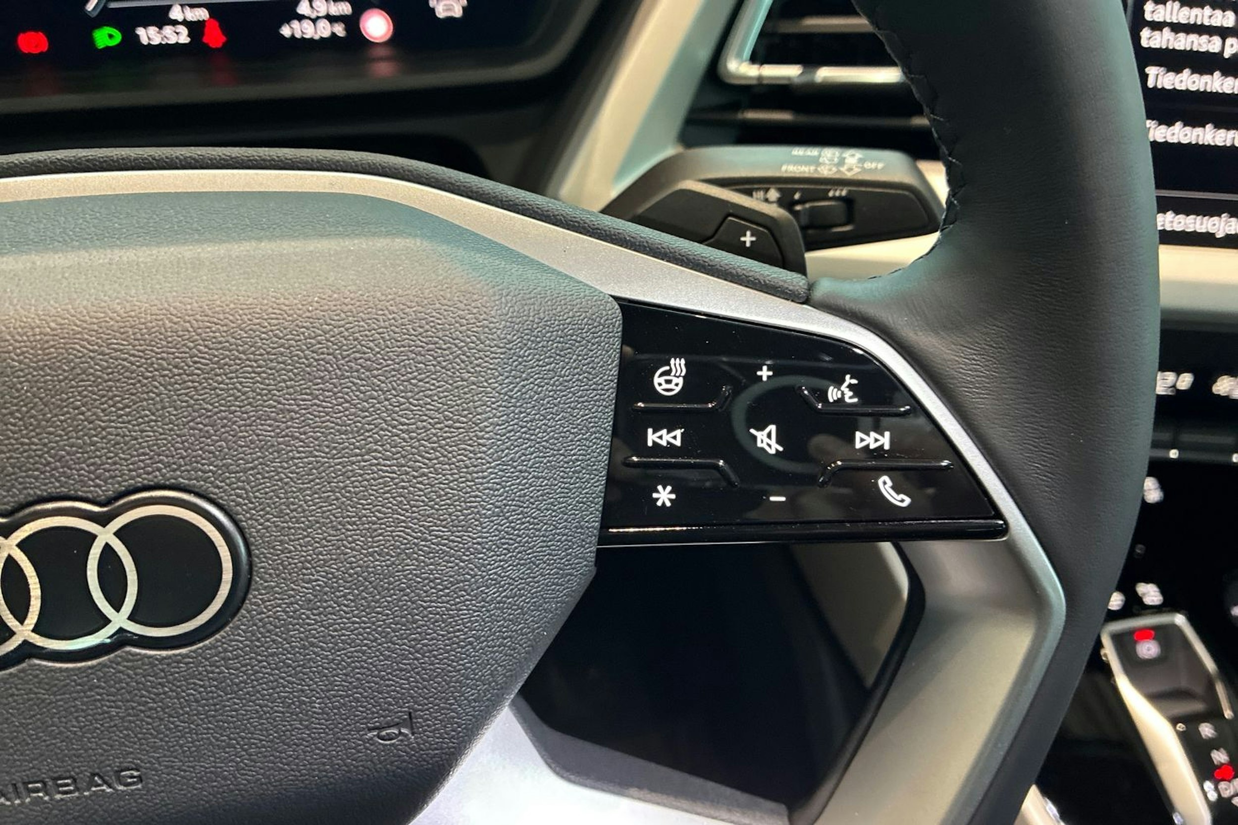 harmaa Audi Q4 e-tron 2026 kuva 15.