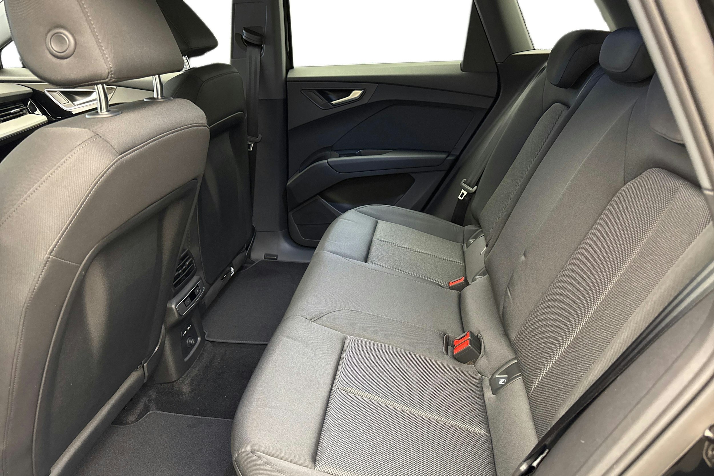 musta Audi Q4 e-tron 2026 kuva 8.