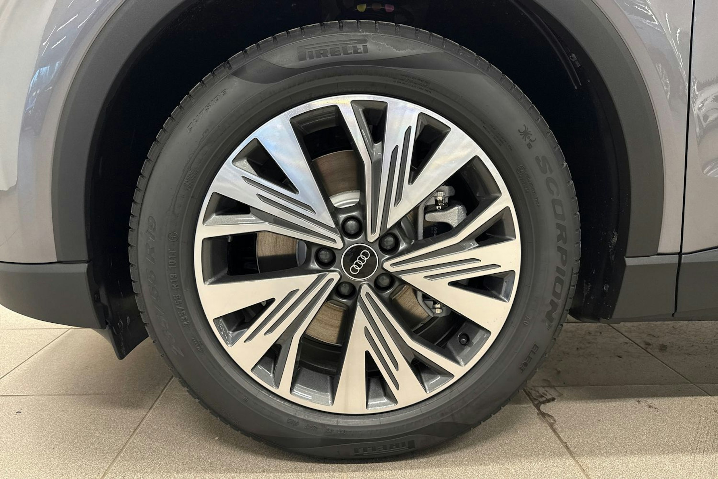 met. harmaa Audi Q4 e-tron 2026 kuva 10.