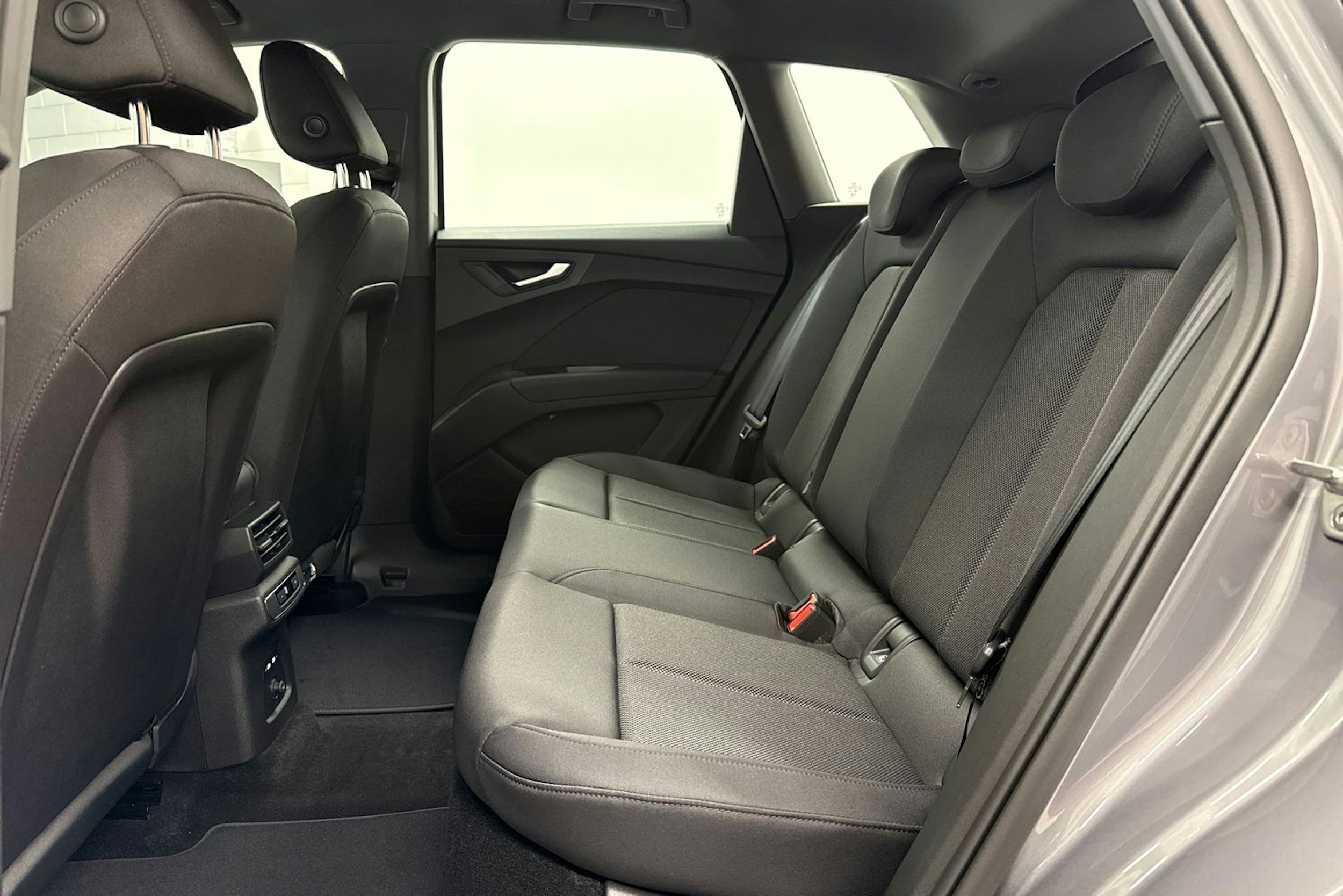 met. harmaa Audi Q4 e-tron 2026 kuva 14.