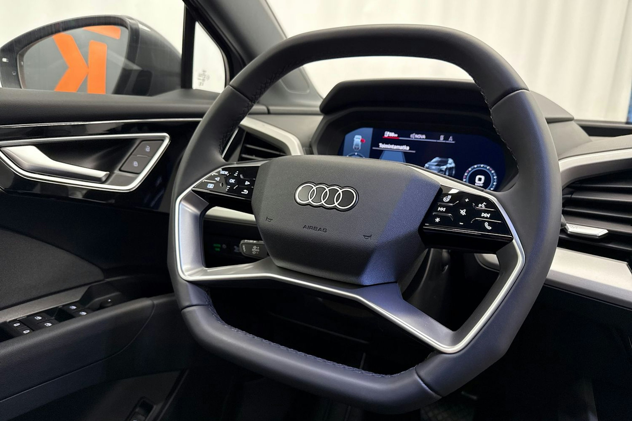 met. harmaa Audi Q4 e-tron 2026 kuva 16.